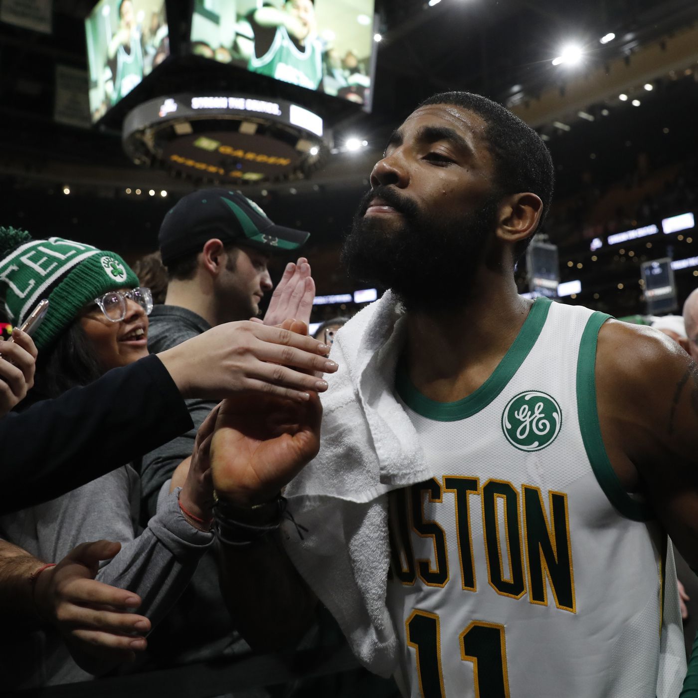 Kyrie Irving Celtics tiro, 1080x1920 Verticale, Mobile