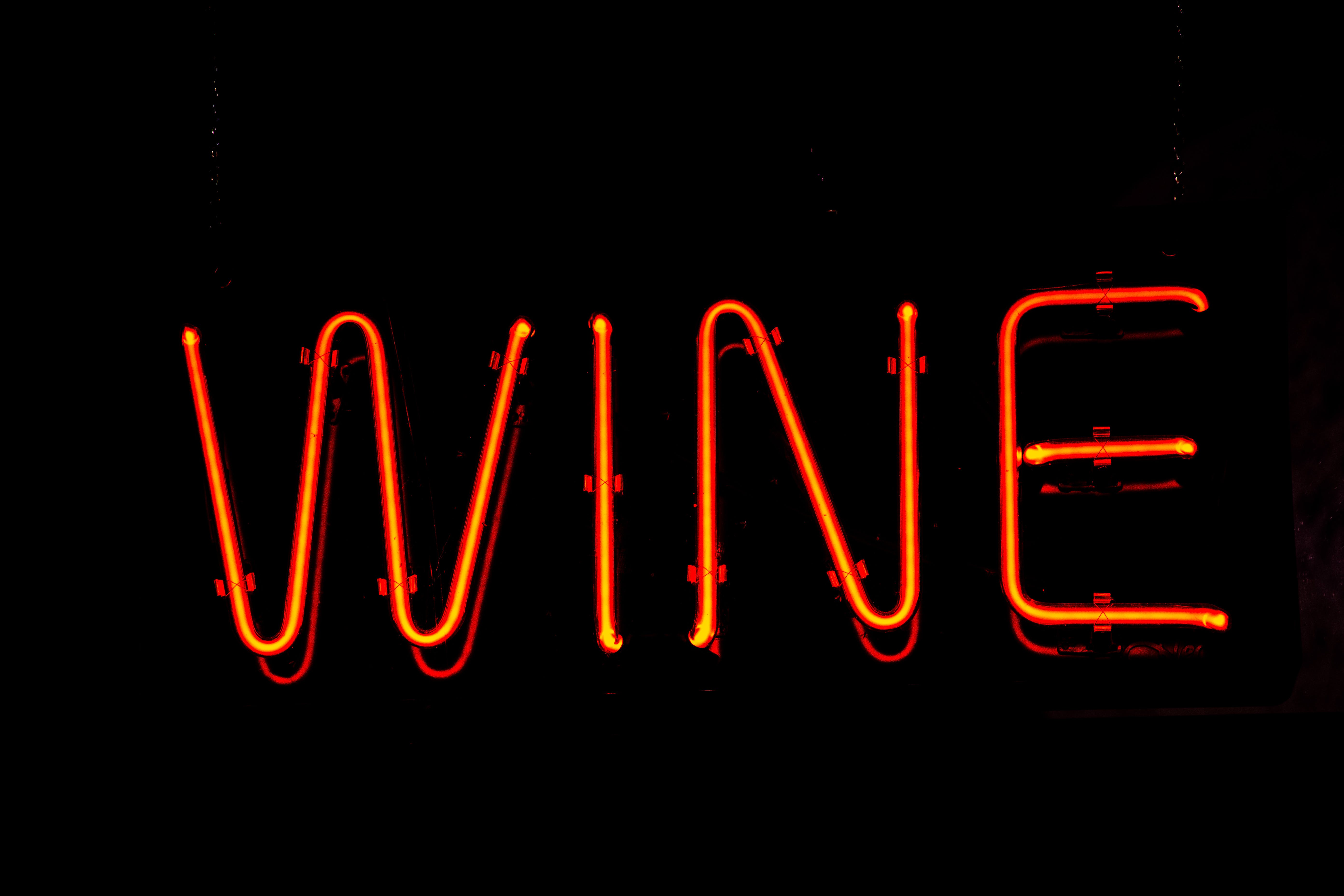 Insegna neon rossa WINE, 5568x3712 UHD, Monitor 4K