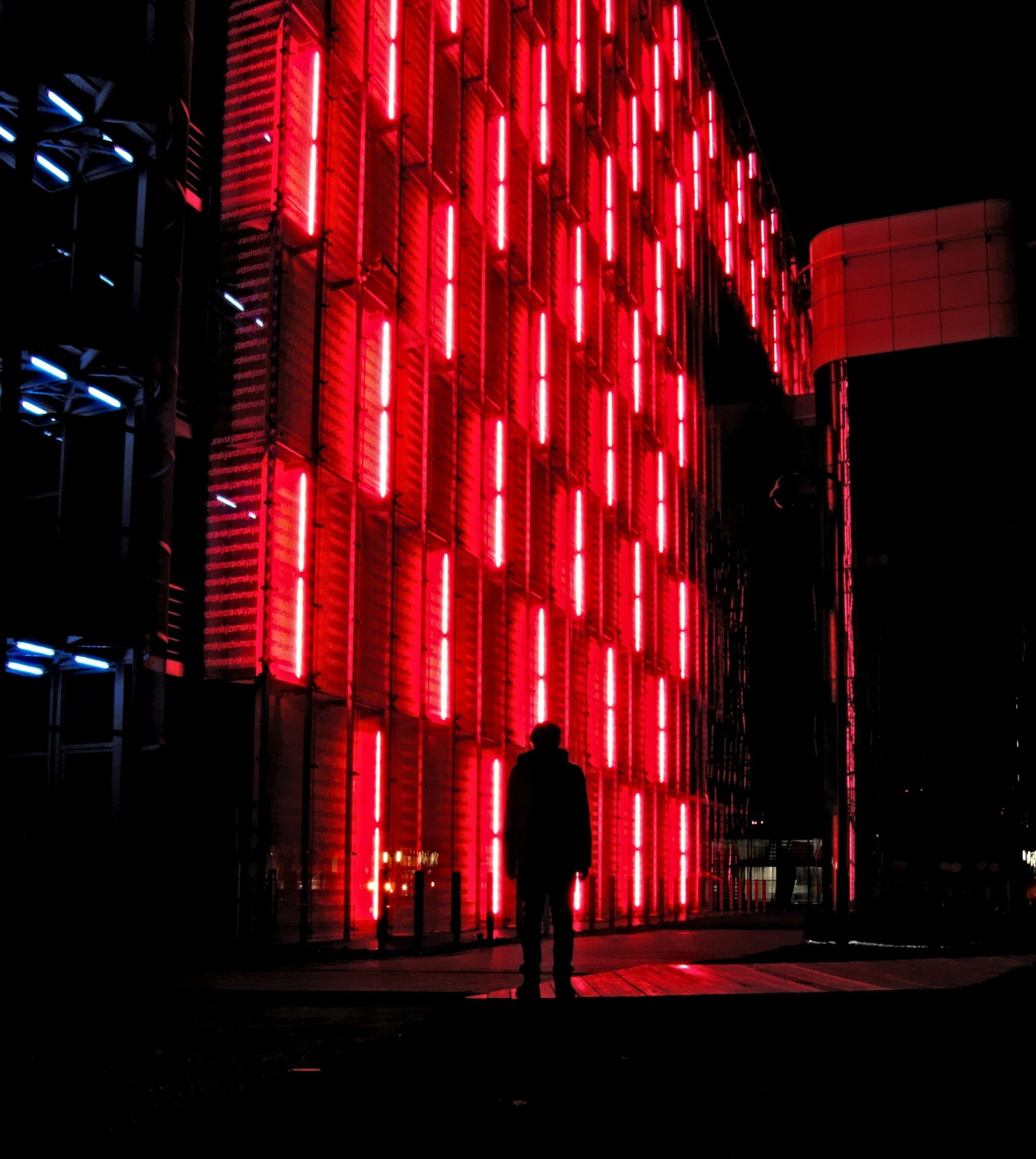 Silhouette edificio luci LED rosse, 1992x2228 Verticale, Mobile