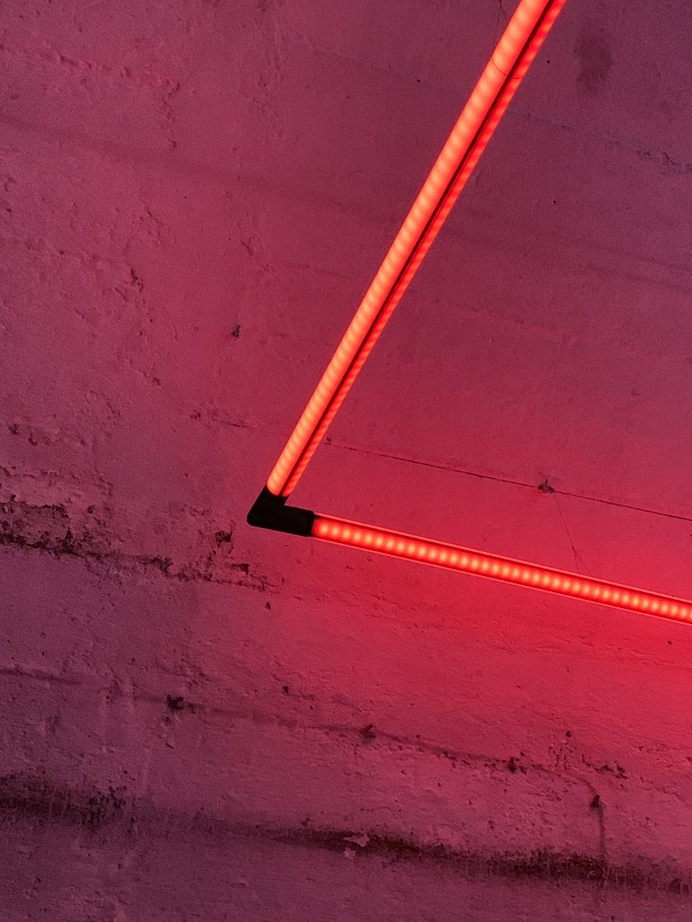 Striscia LED rossa su muro, 1000x1333 Verticale, Mobile