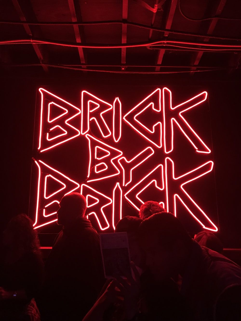 Insegna neon rossa Brick By Brick, 1000x1333 Verticale, Mobile