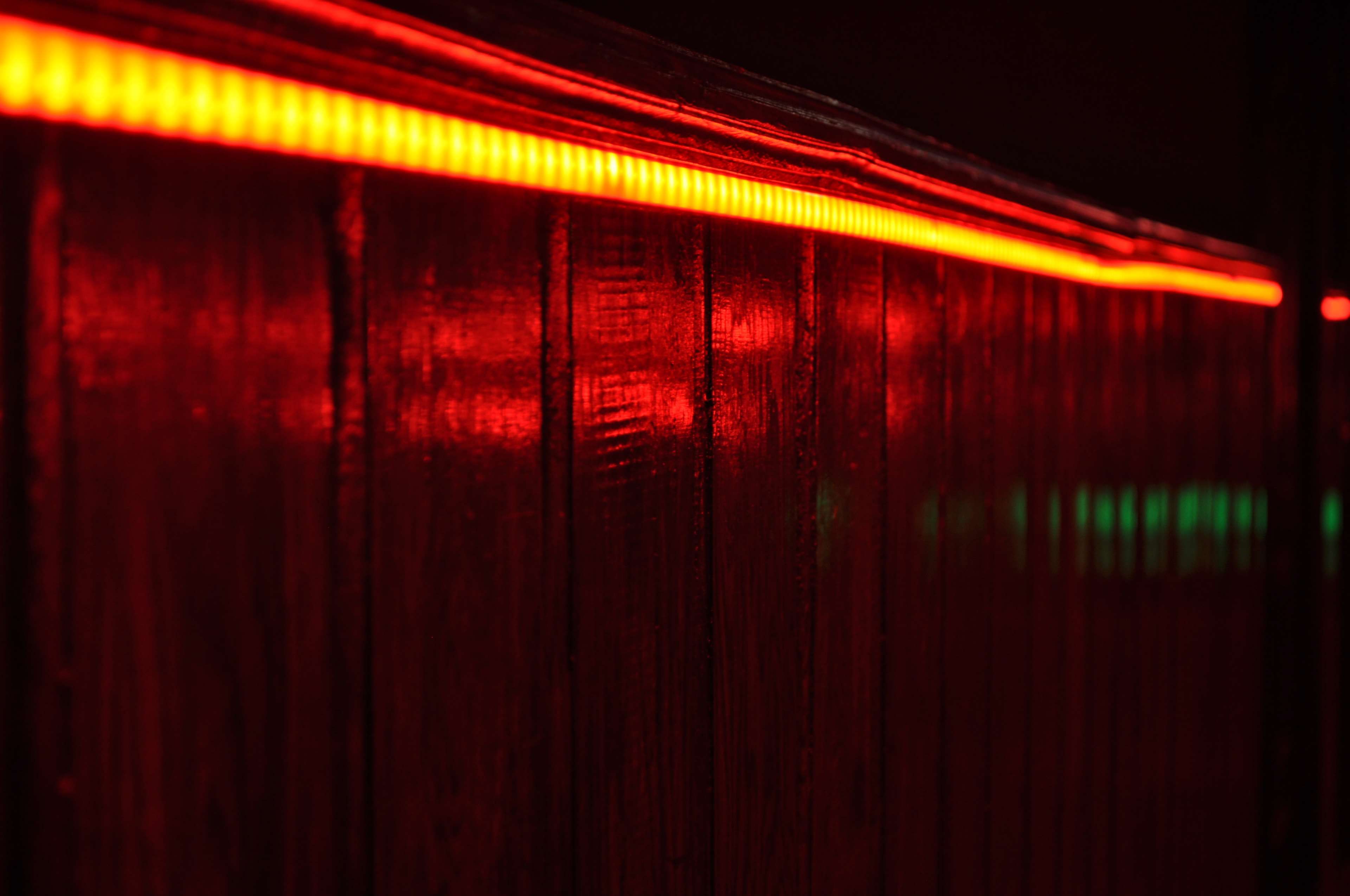 Strisce LED rosse su parete, 3840x2550 Ultra HD, Monitor 4K
