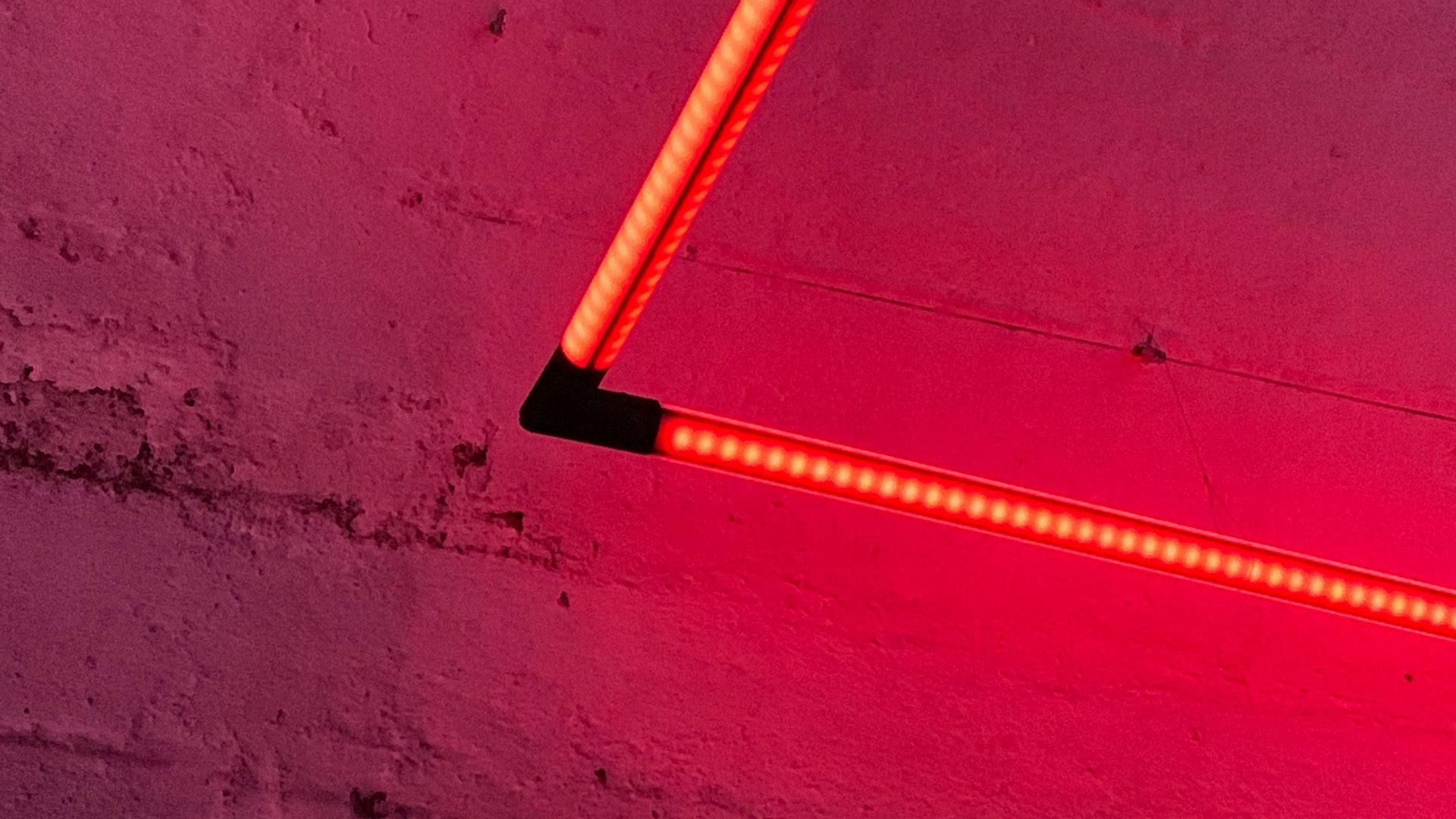 Striscia LED rossa su muro, 1920x1080 1080p, Desktop