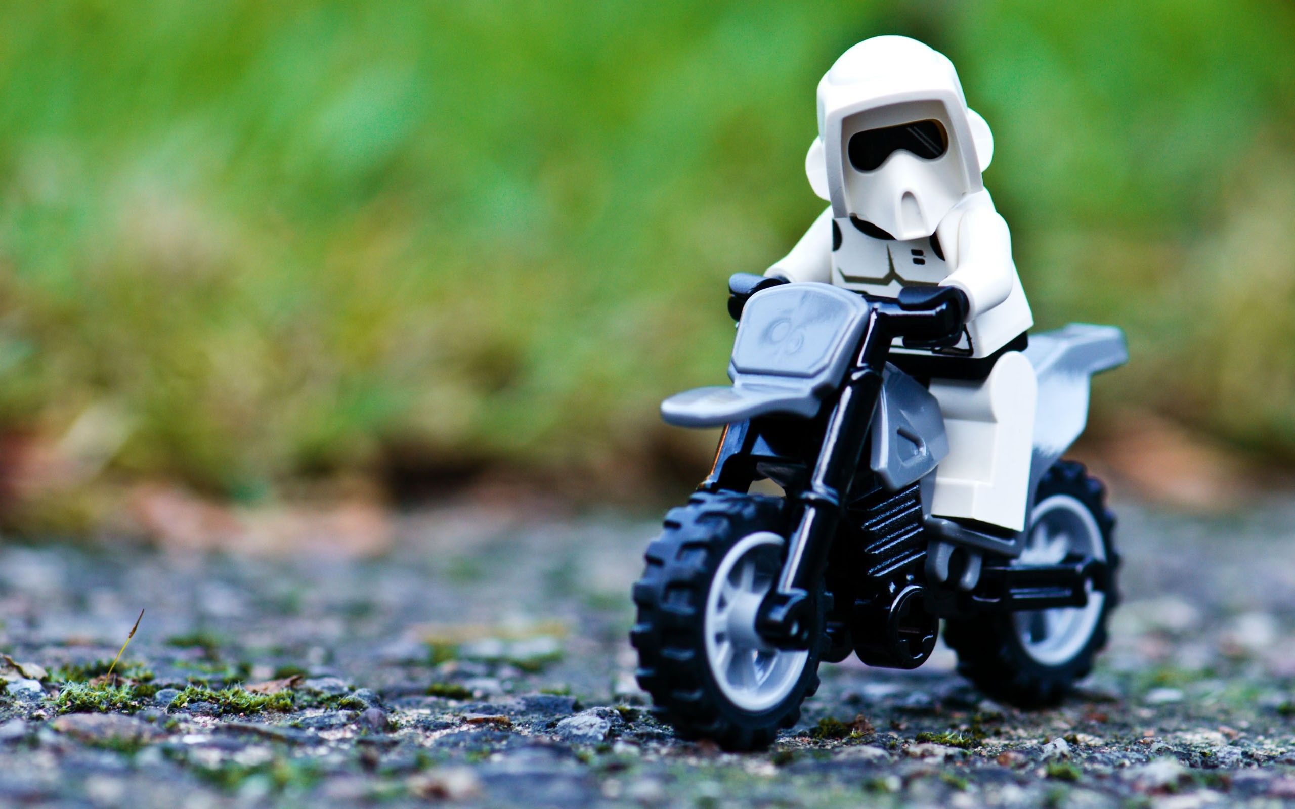 Lego Stormtrooper su moto, 2560x1600 2K+, MacBook Pro