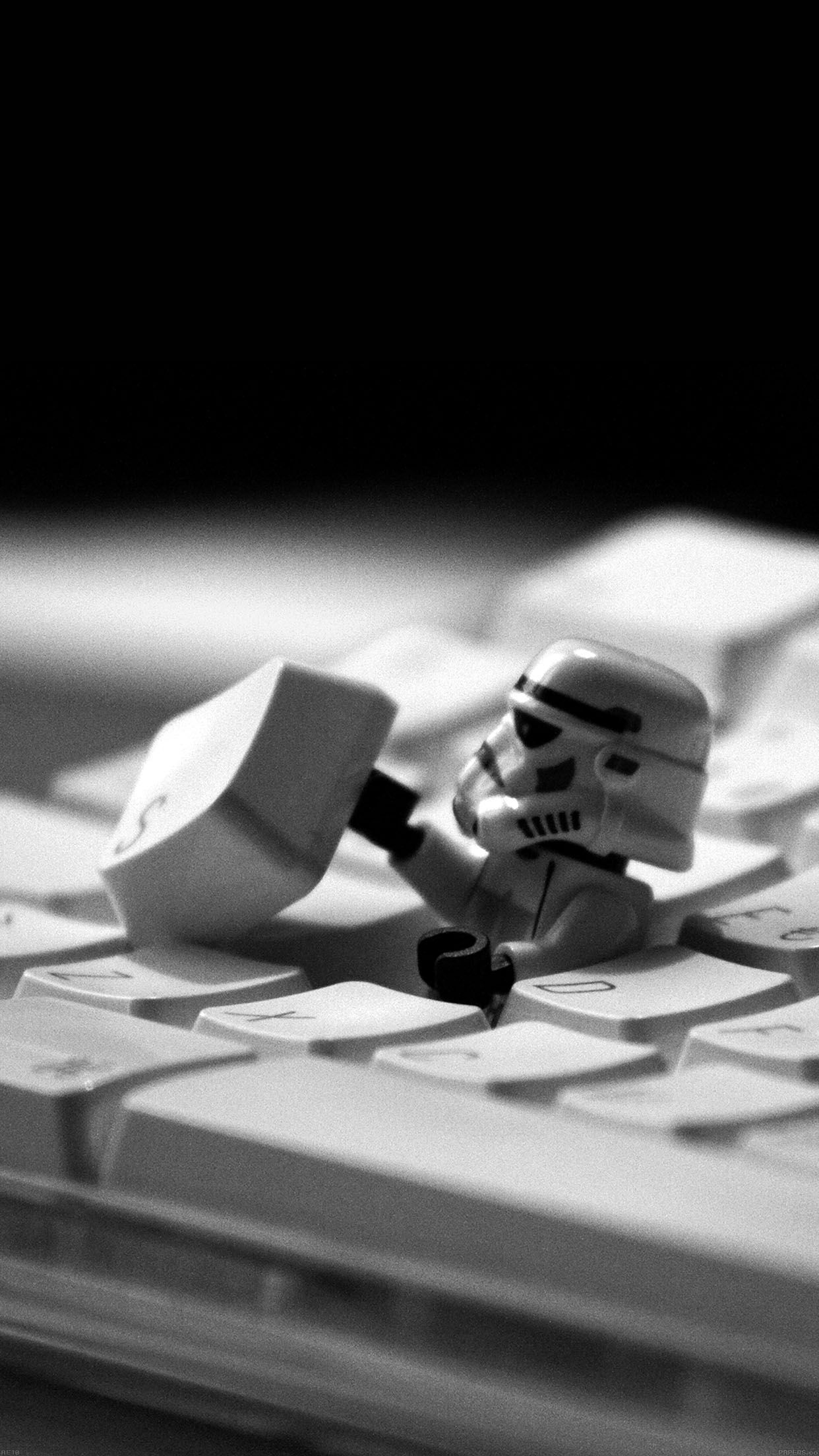 Lego Stormtrooper su tastiera, 1242x2208 Verticale, iPhone Pro Max