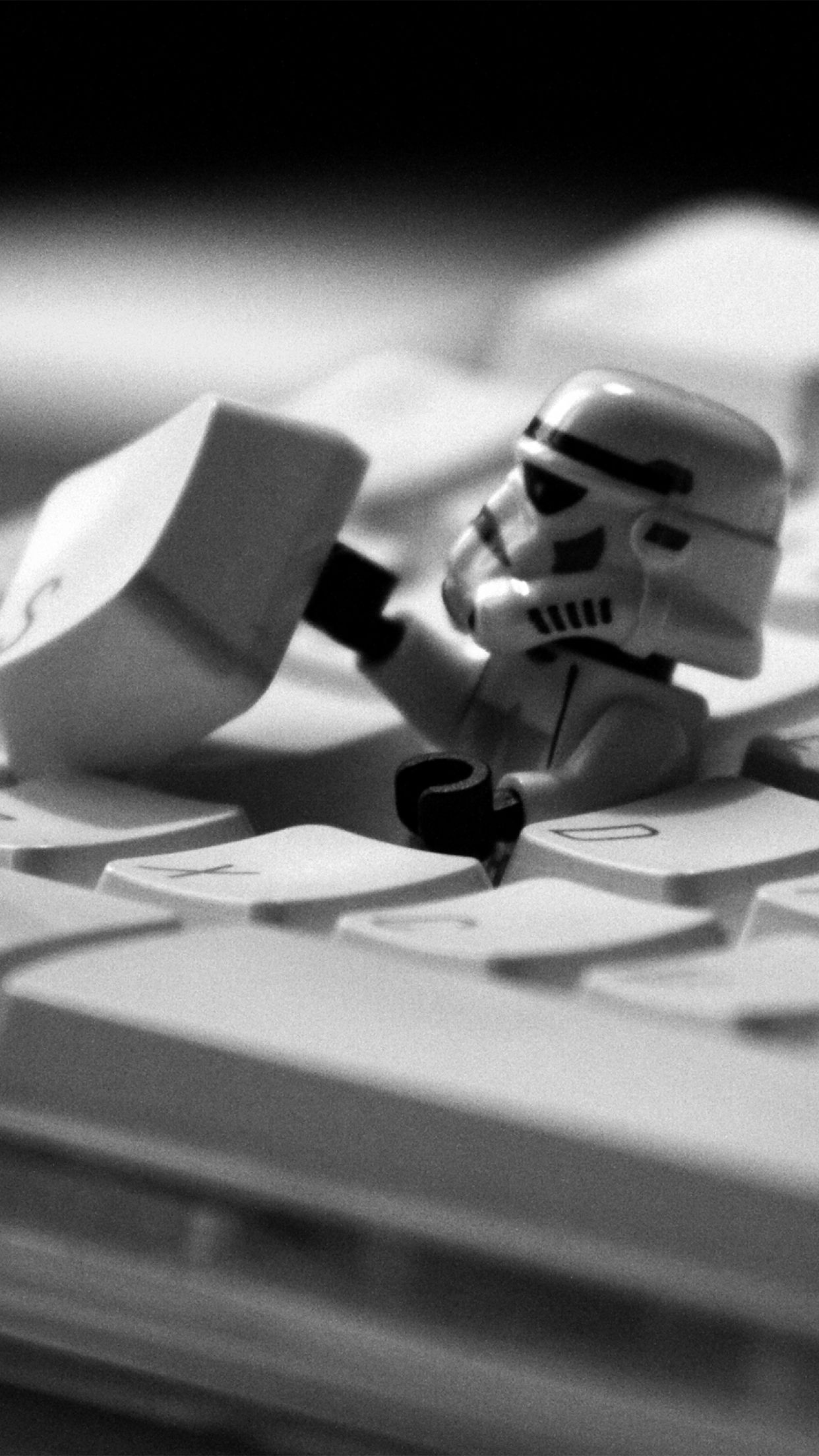 Lego Stormtrooper su tastiera, 1242x2208 Verticale, iPhone Air