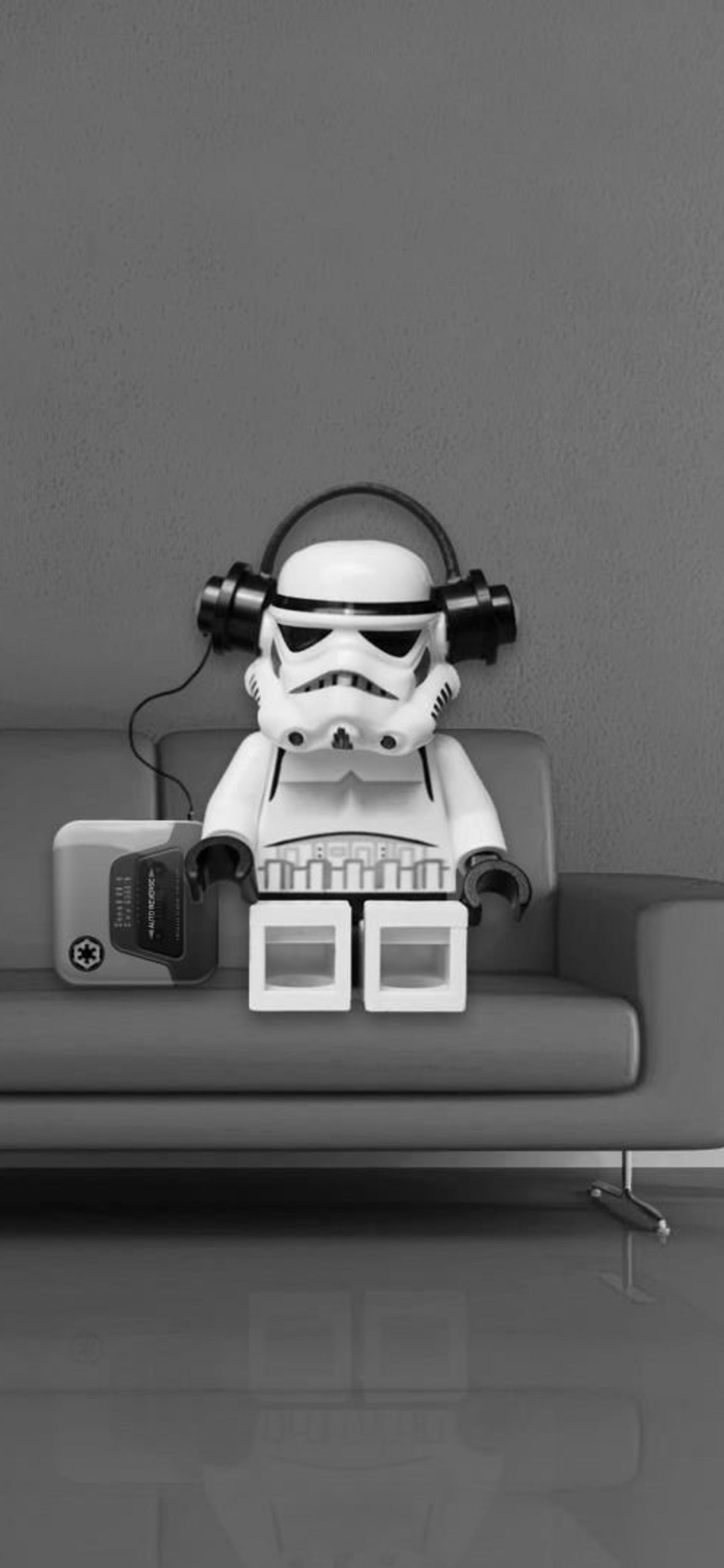 Lego Stormtrooper su divano, 1242x2688 Verticale, iPhone Air