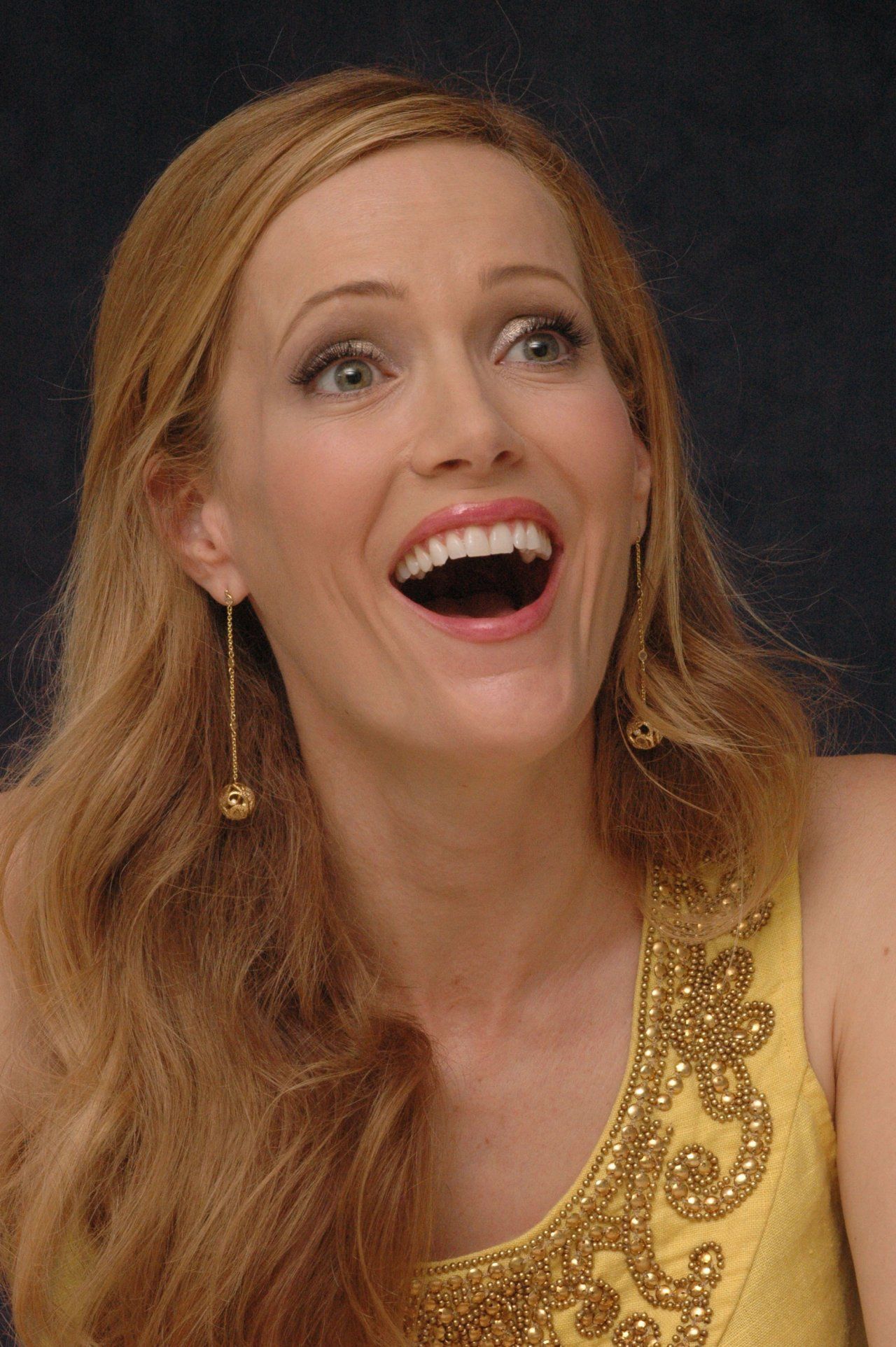 Leslie Mann Funny People poster, 1280x1024 HD, Desktop