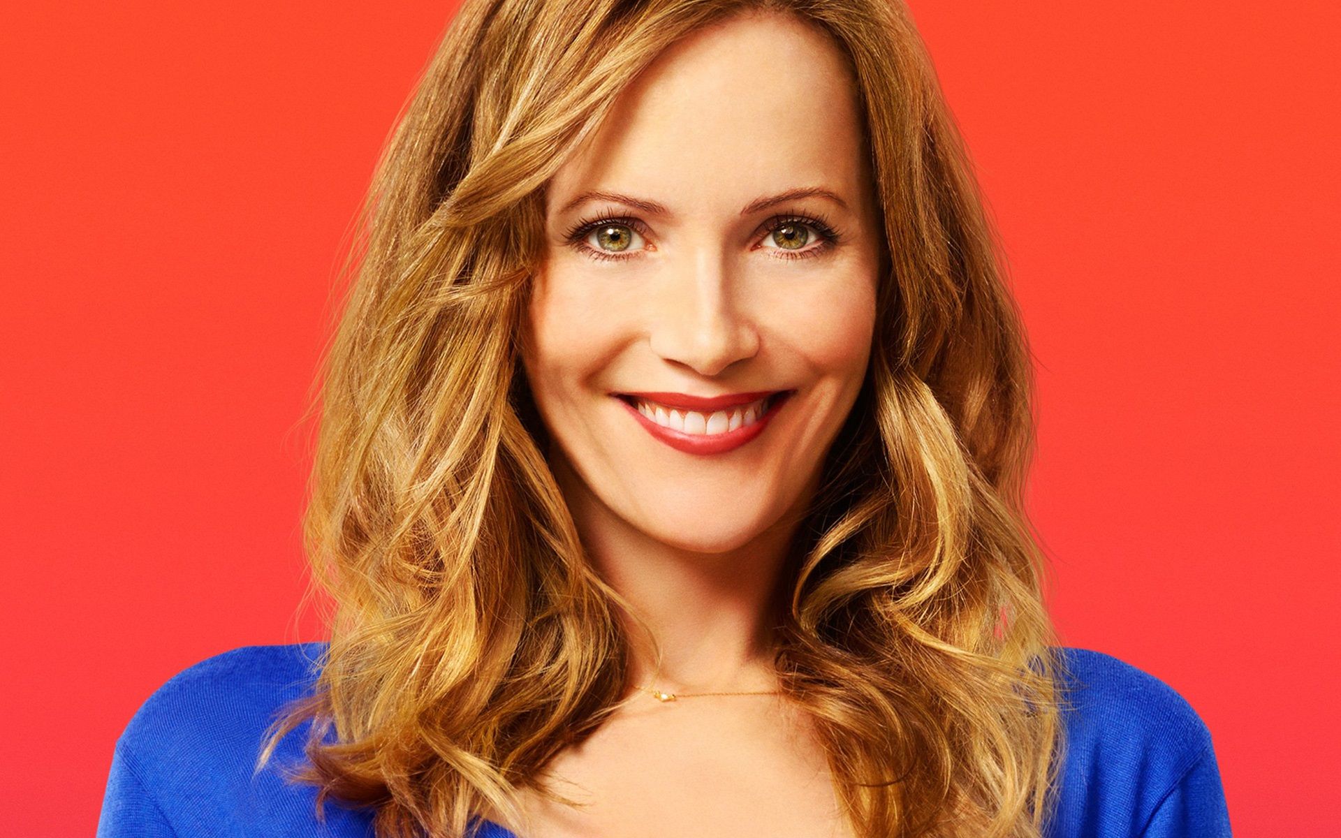Leslie Mann sorridente sfondo arancione, 1920x1200 WUXGA, Desktop
