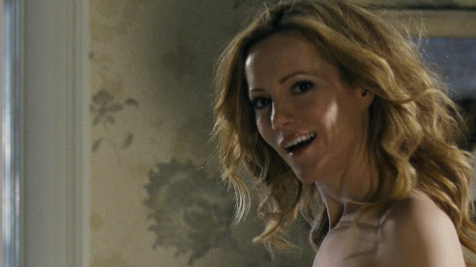 Leslie Mann sorridente abito verde, 1470x2209 Verticale, Mobile