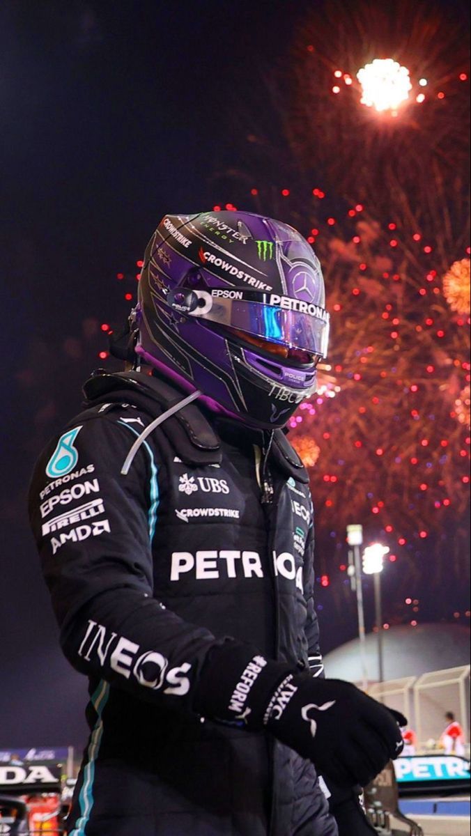 Pilota Mercedes F1 fuochi artificio, 676x1200 Verticale, Mobile