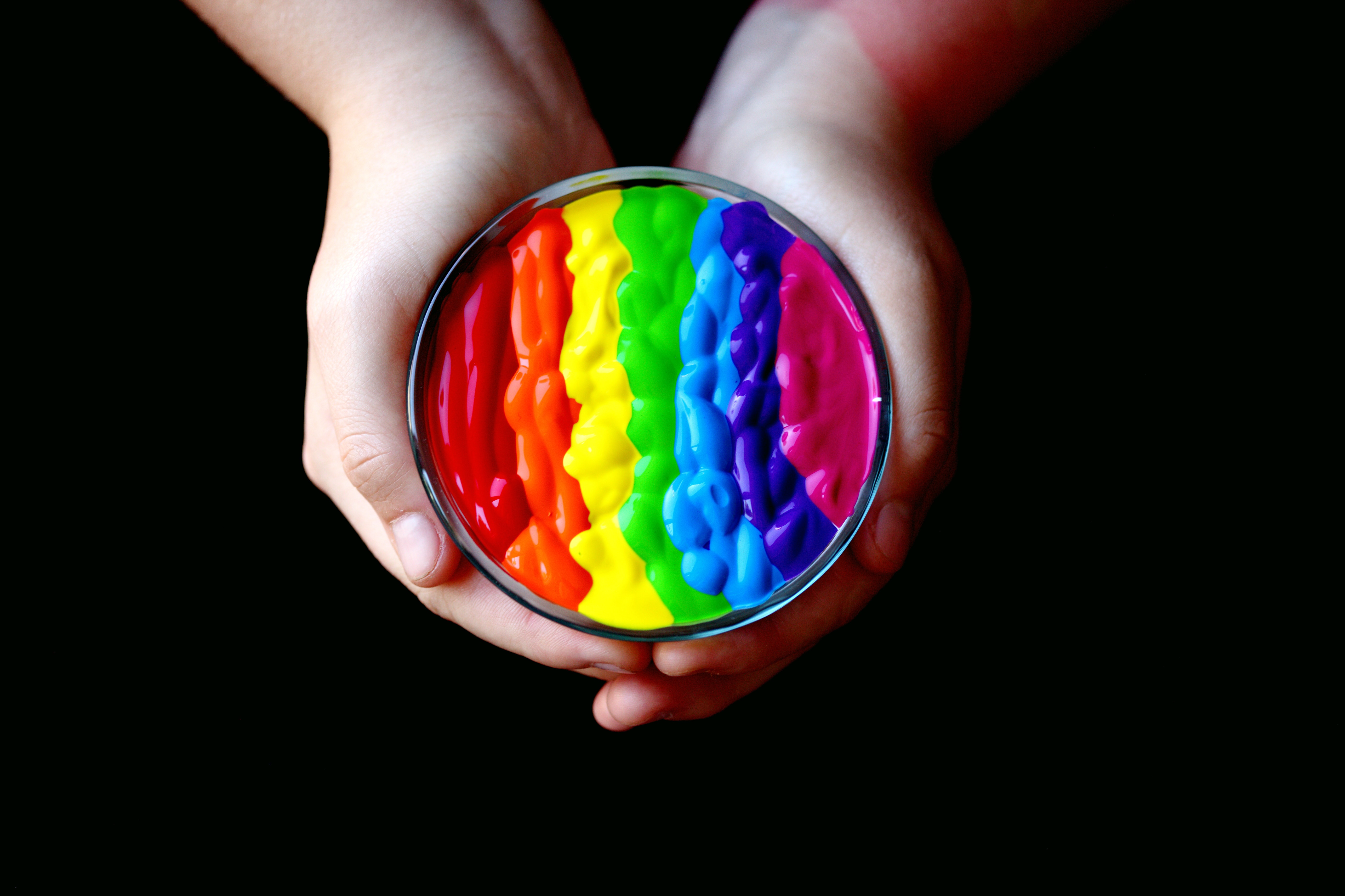 Mani con vernice arcobaleno, 5616x3744 UHD, PC 4K