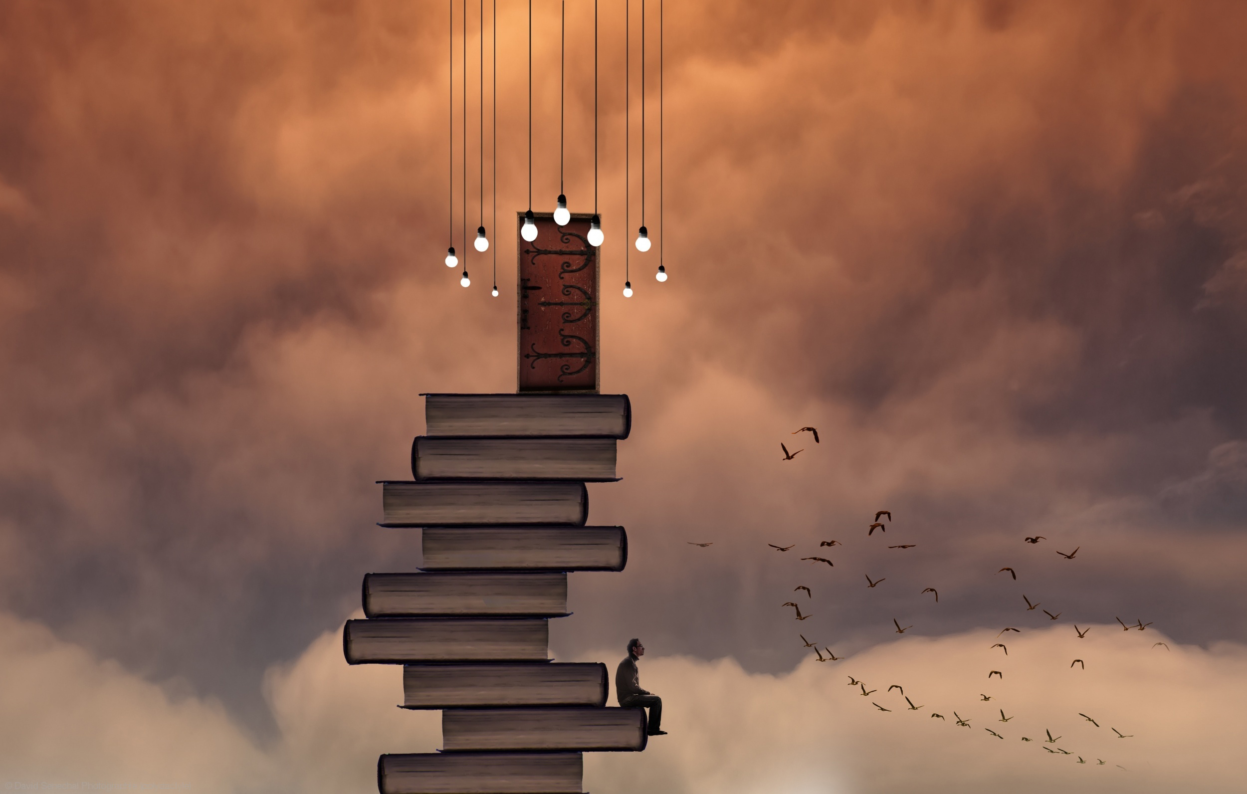 Pila di libri con lampadine, 2500x1592 2K, Desktop