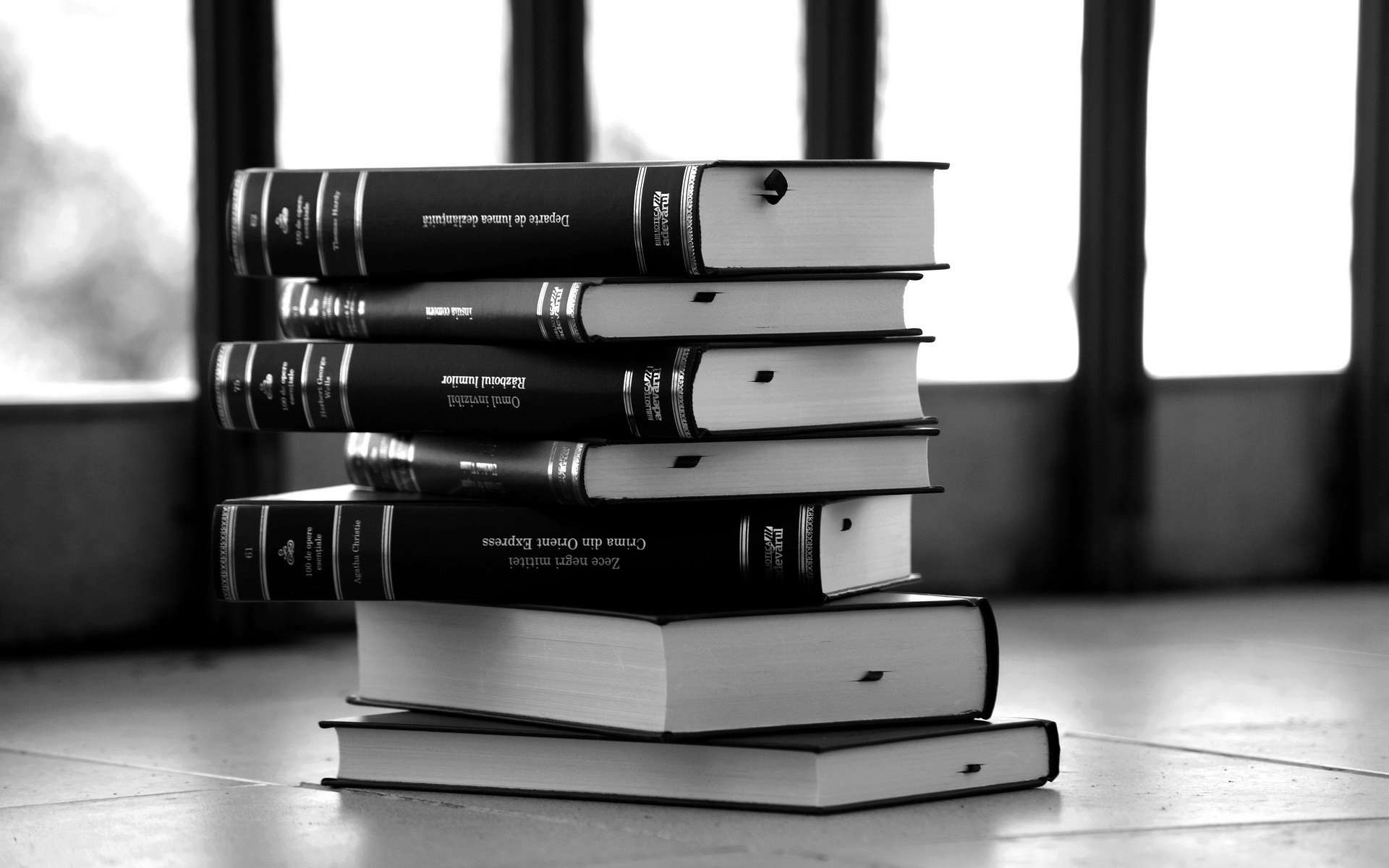 Pila di libri bianco e nero, 1920x1200 WUXGA, PC Desktop