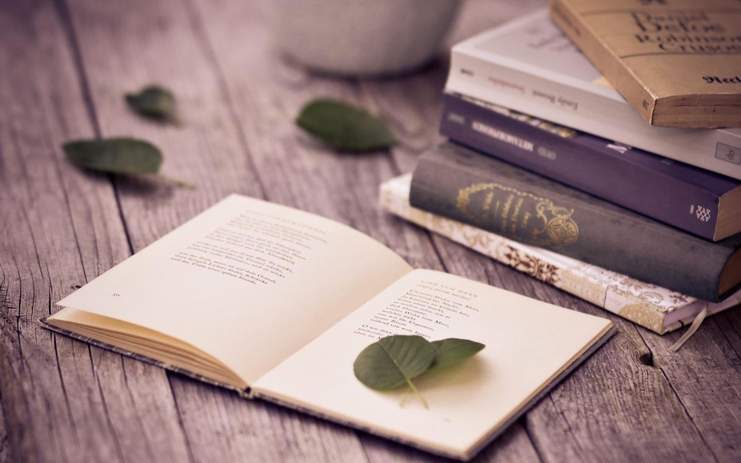 Libro con pagine a forma di cuore, 1920x1200 Full HD+, iMac