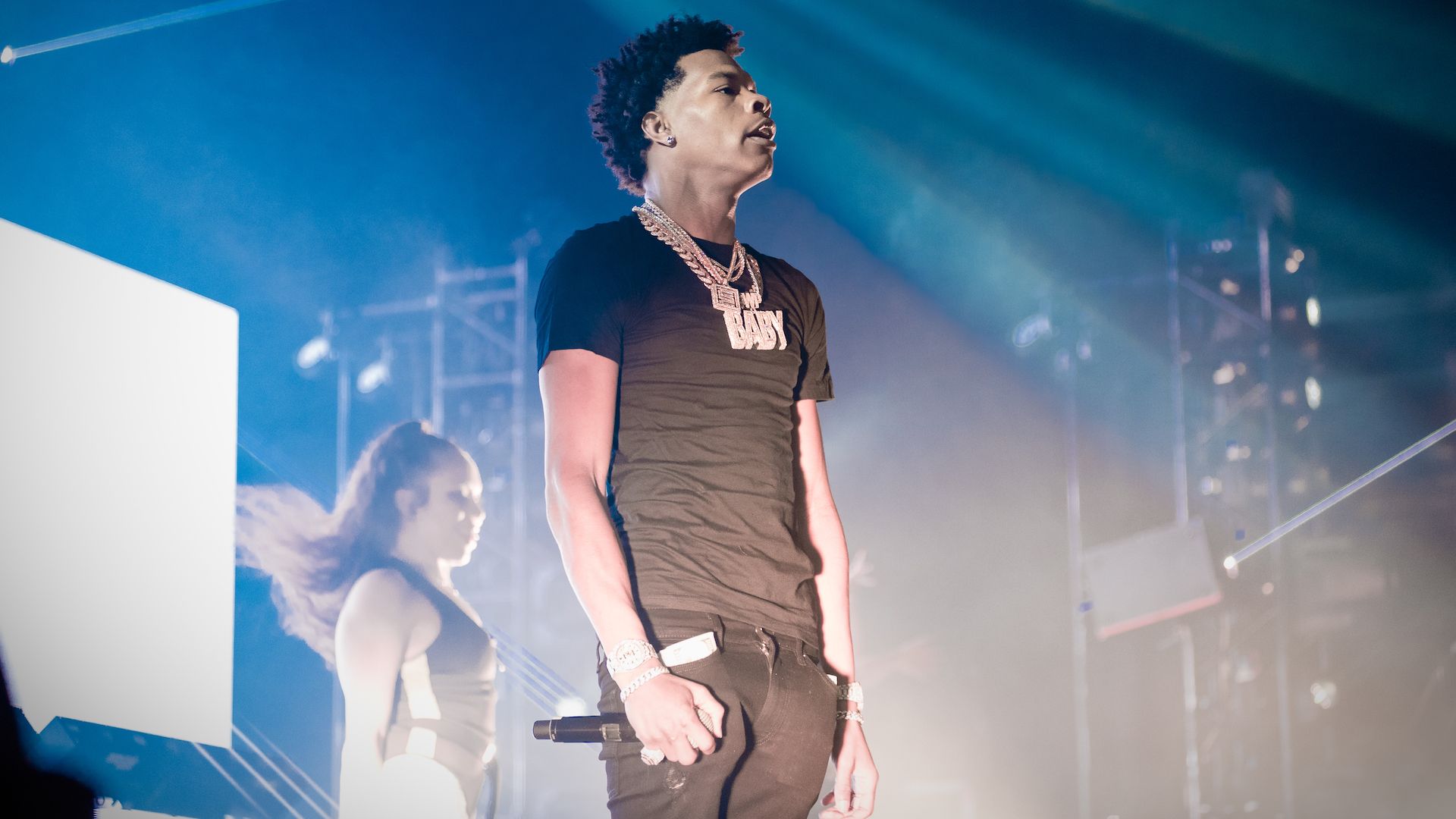 Rapper con giacca rossa e nera, 1920x1080 Full HD, PC
