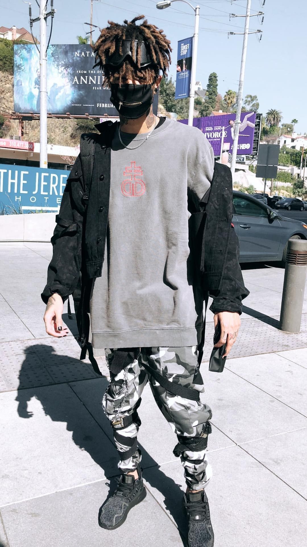 Ragazzo con sneakers Jordan 1, 735x1113 Verticale, Mobile