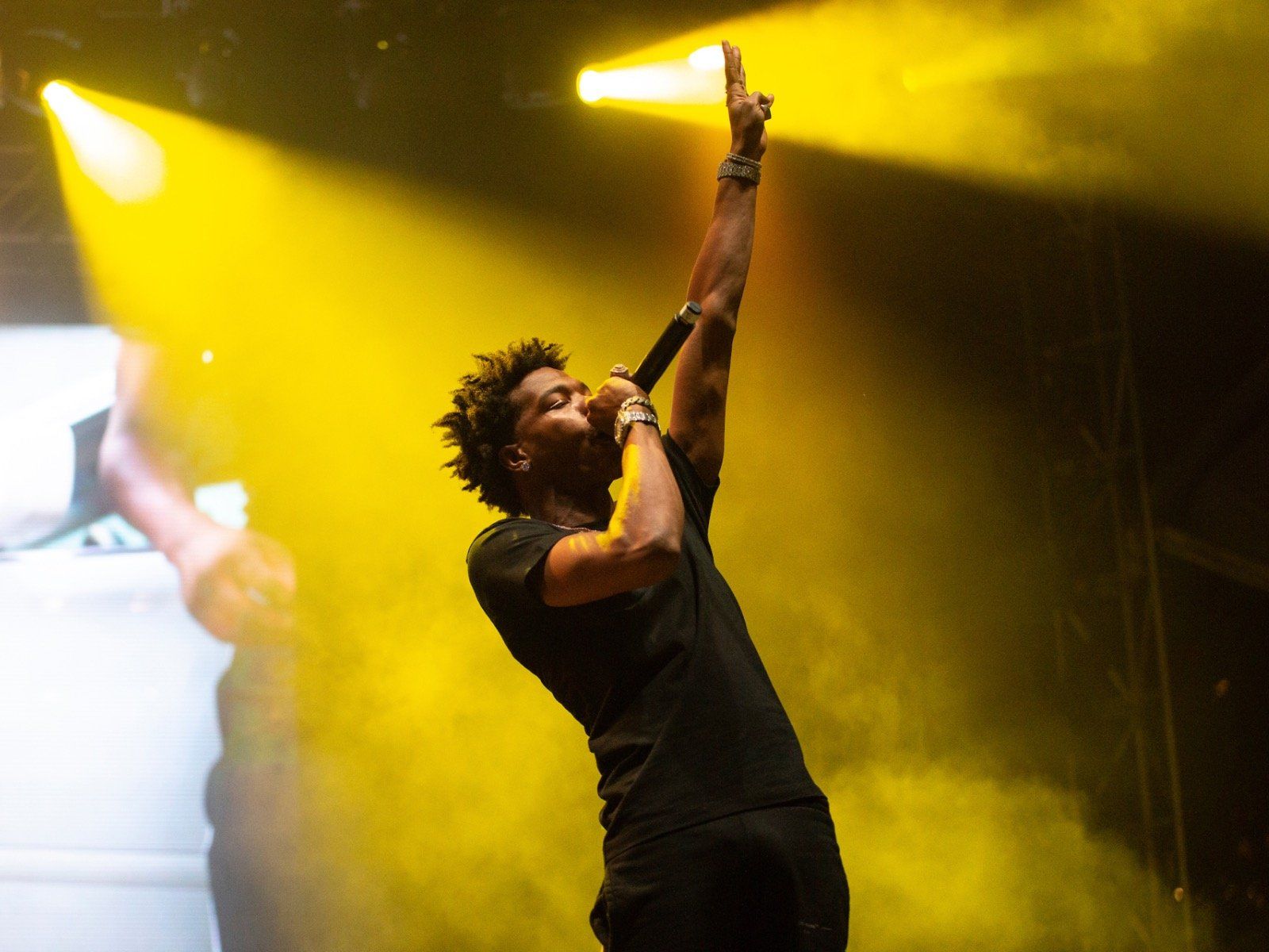 Rapper con mazzetta di soldi, 1080x1615 Full HD Verticale, Smartphone