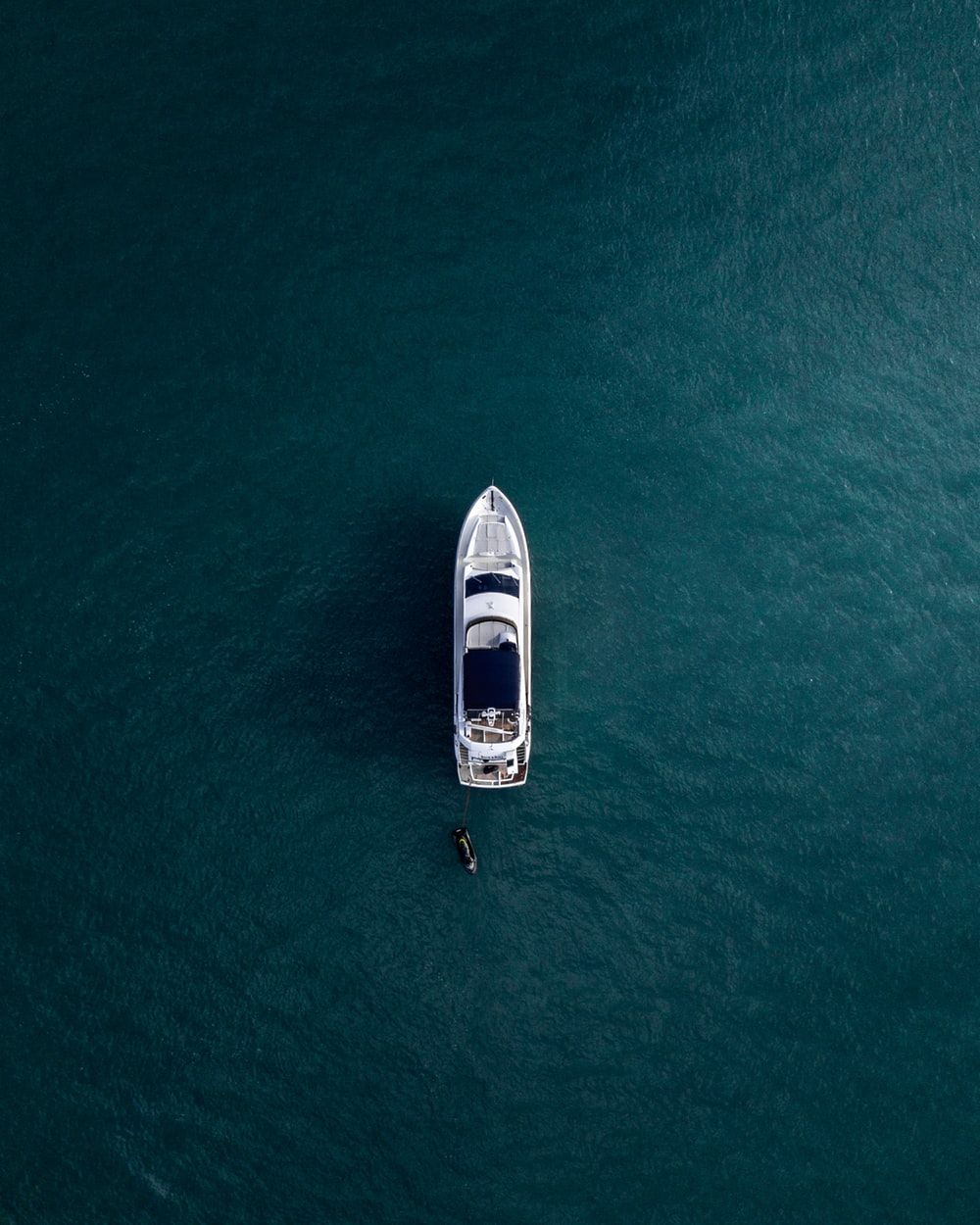 Barca vista dall'alto in mare, 1000x1250 Verticale, Telefono