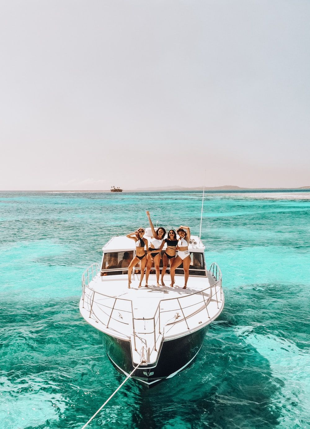 Yacht con persone su mare turchese, 1000x1381 Verticale, Mobile