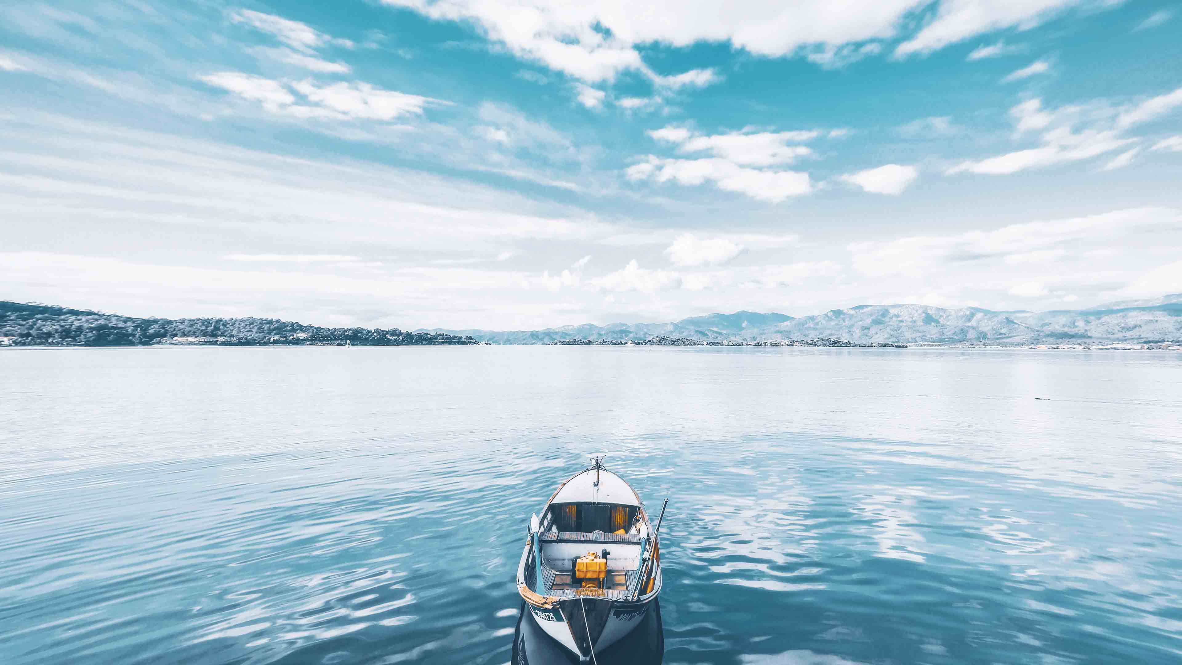 Piccola barca su lago calmo, 3840x2160 4K, Desktop 4K