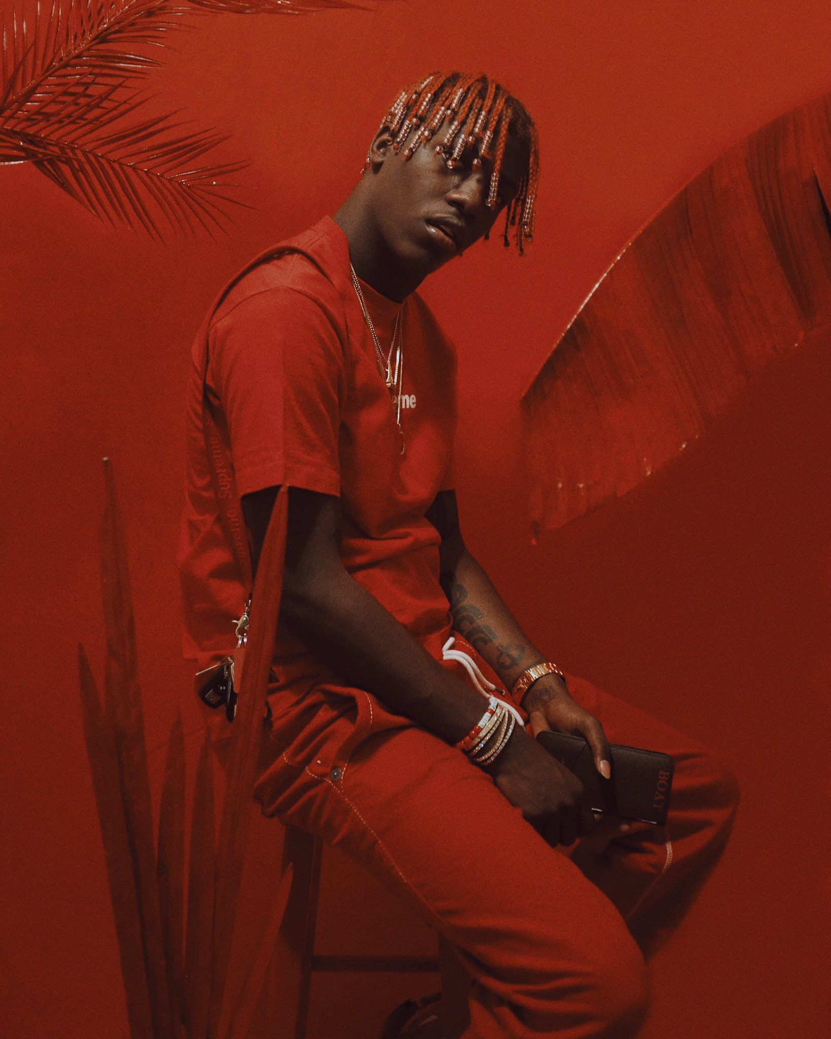 Uomo con dreadlocks su sfondo rosso, 1638x2048 Full HD Verticale, Realme