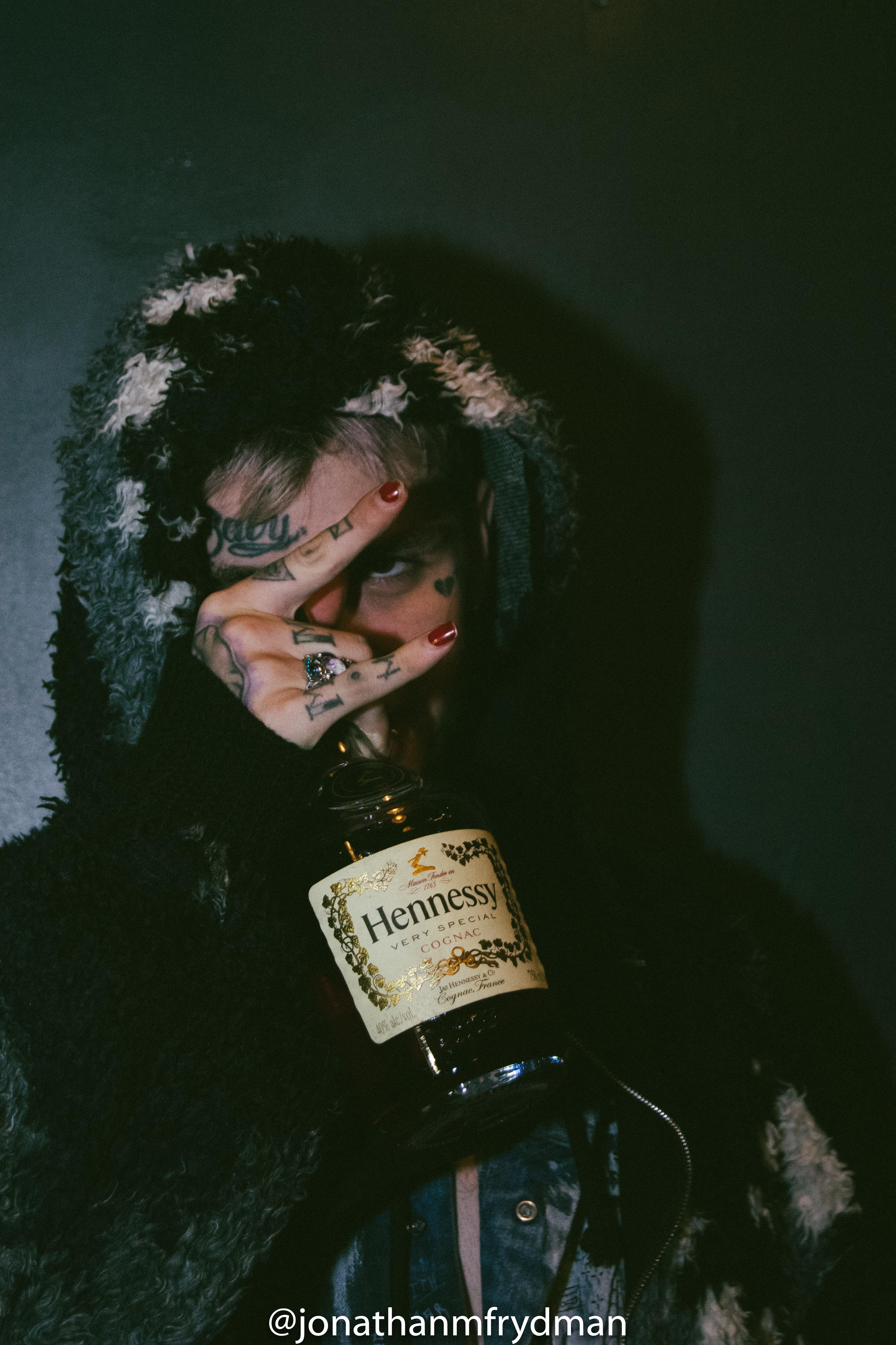 Ragazzo tatuato con bottiglia Hennessy, 4000x6000 Verticale, iPhone Pro Max