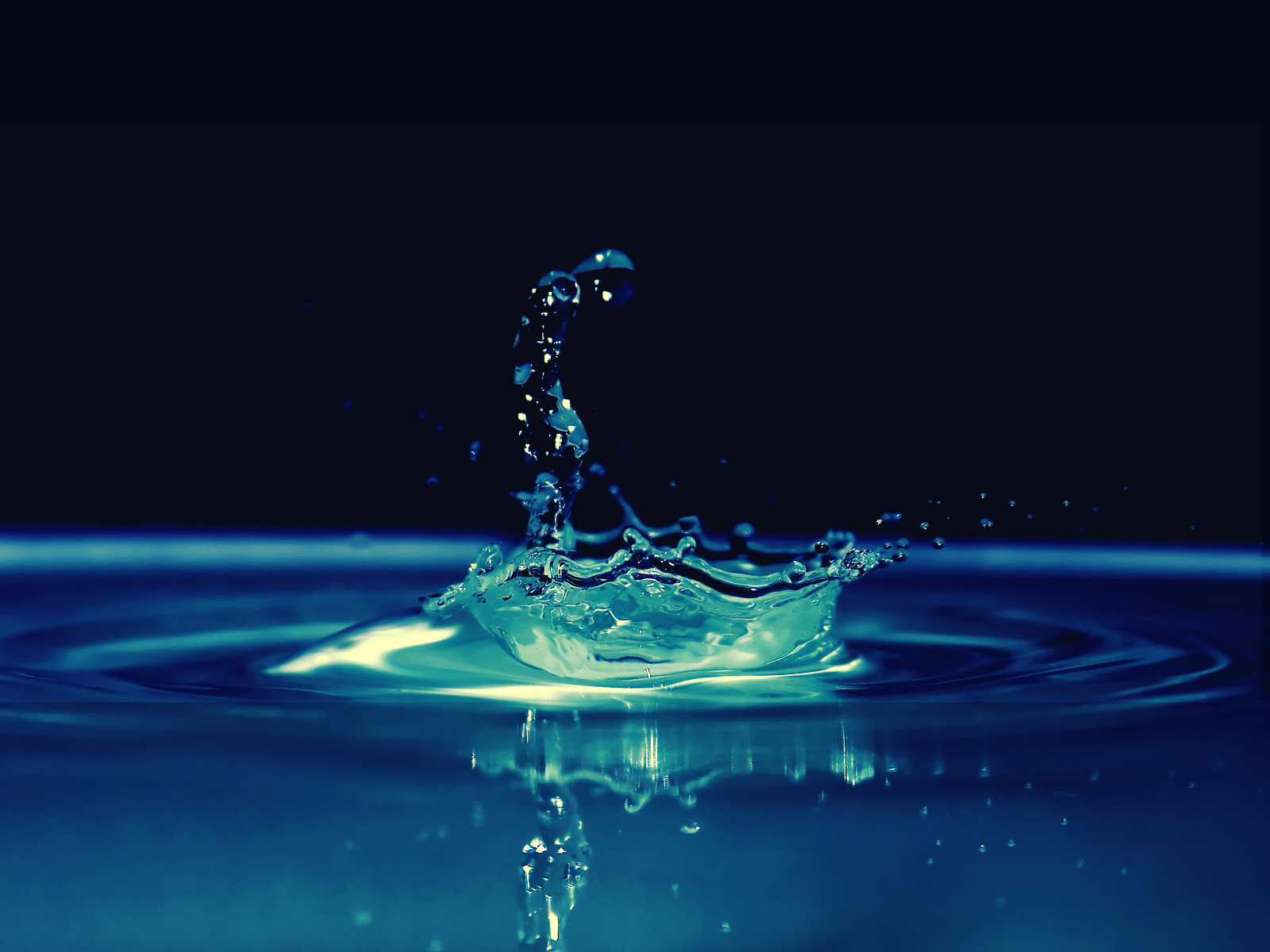 Goccia d'acqua su superficie blu, 1600x1200 HD Ready, Desktop