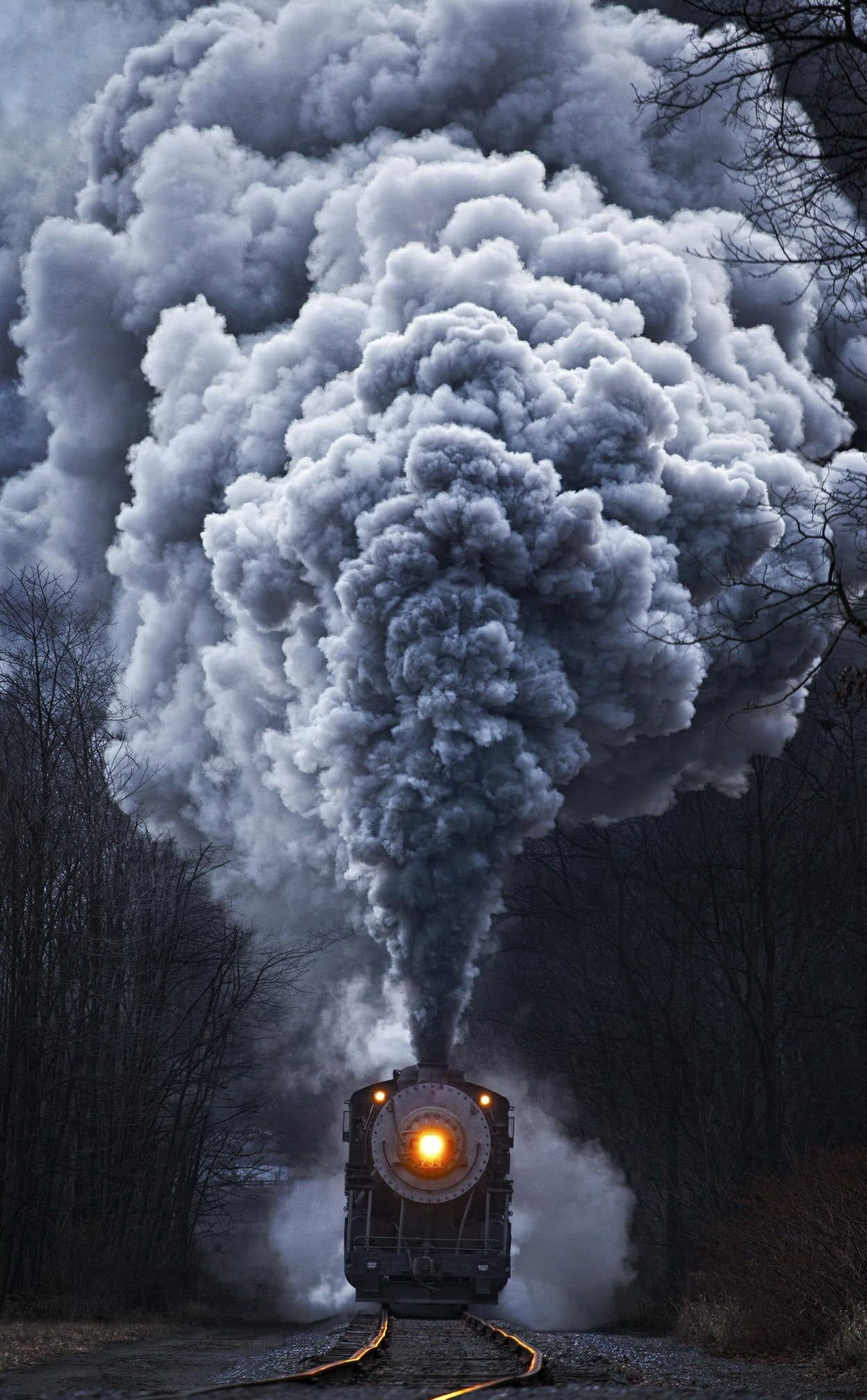 Locomotiva a vapore nera con fumo, 1249x2016 Full HD Verticale, iPhone