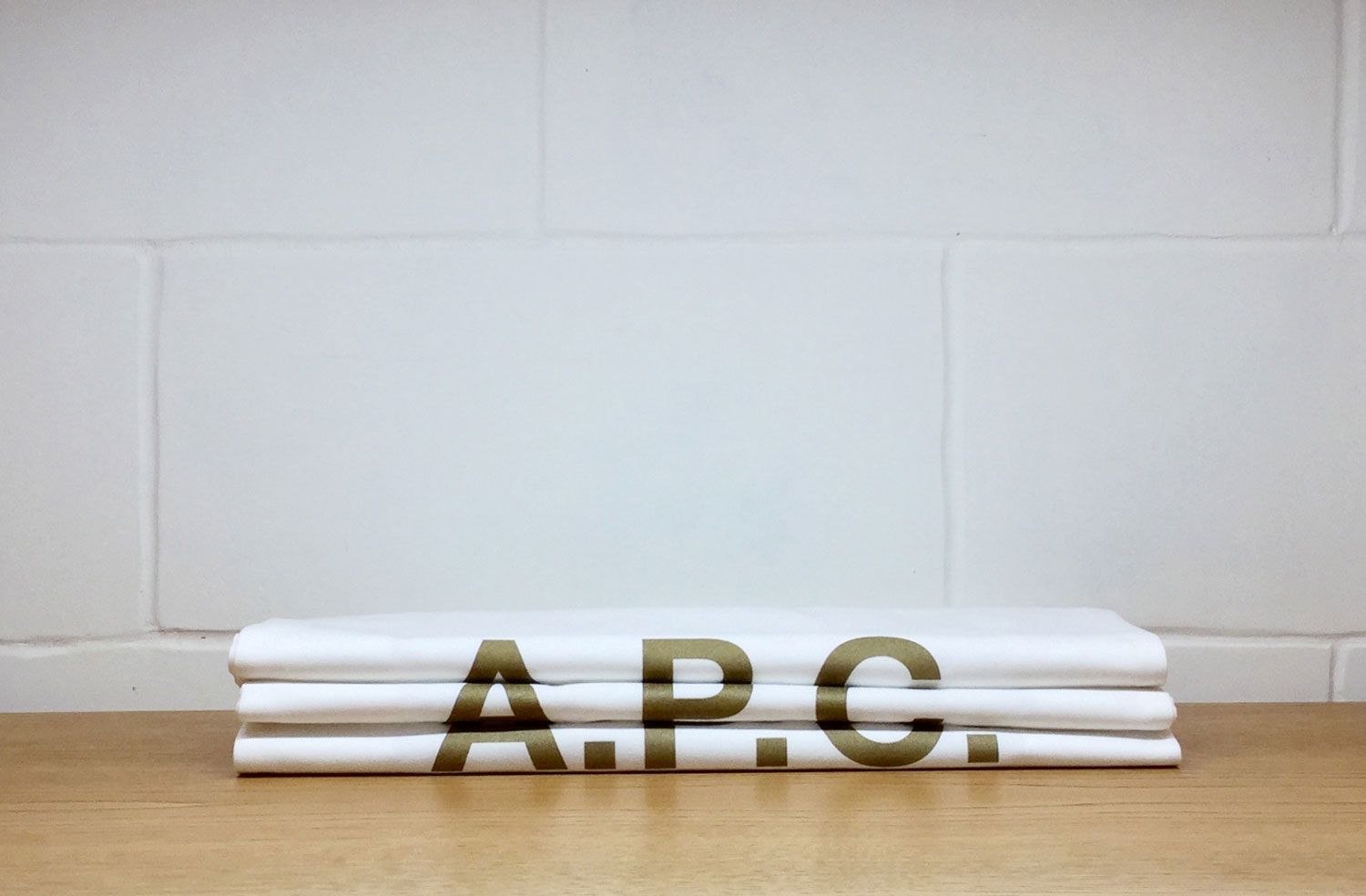 Logo A.P.C. con tessuti bianchi, 1500x984 HD, Desktop