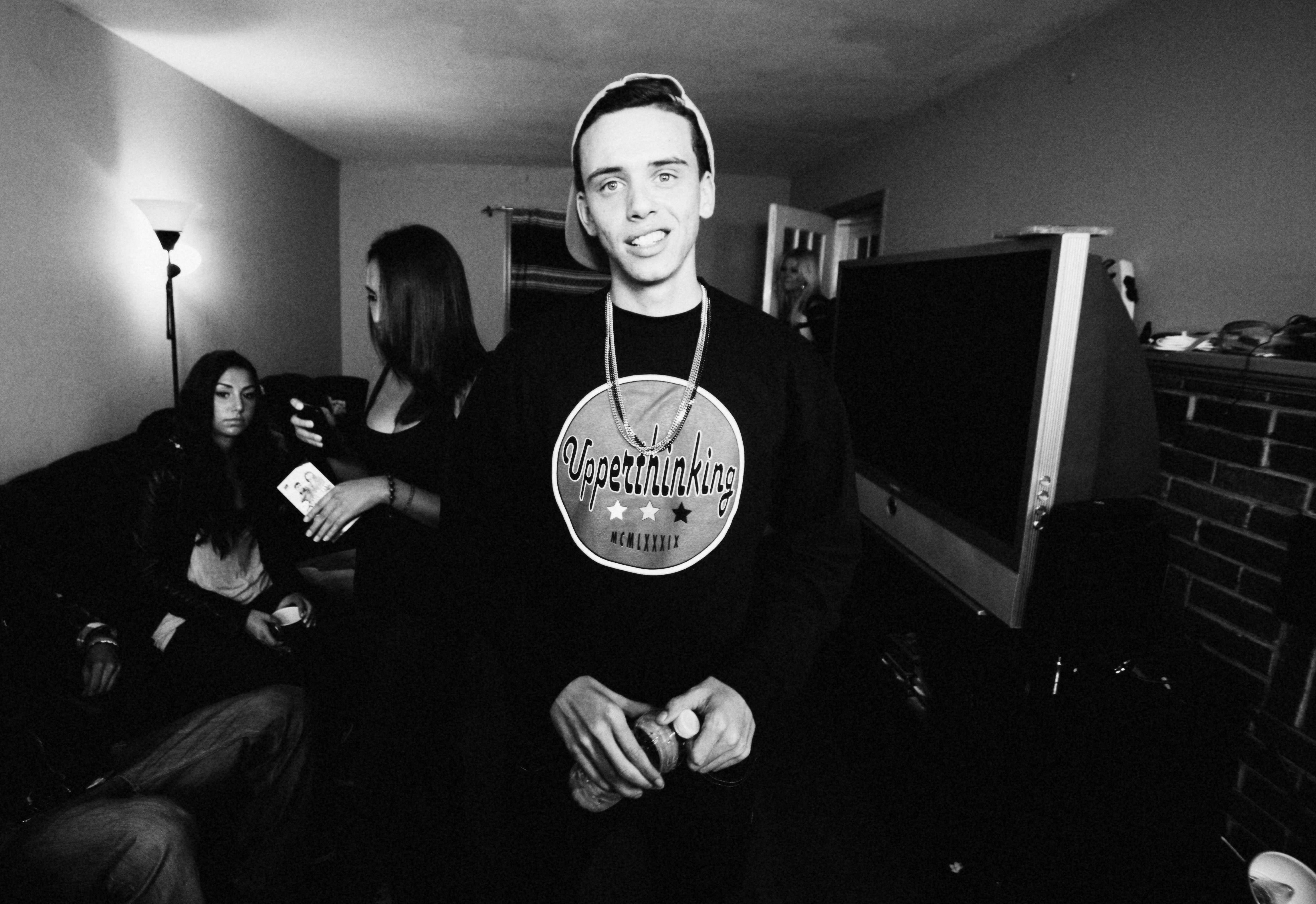 Logic rapper con cubo di Rubik, 1080x1942 Verticale, Mobile