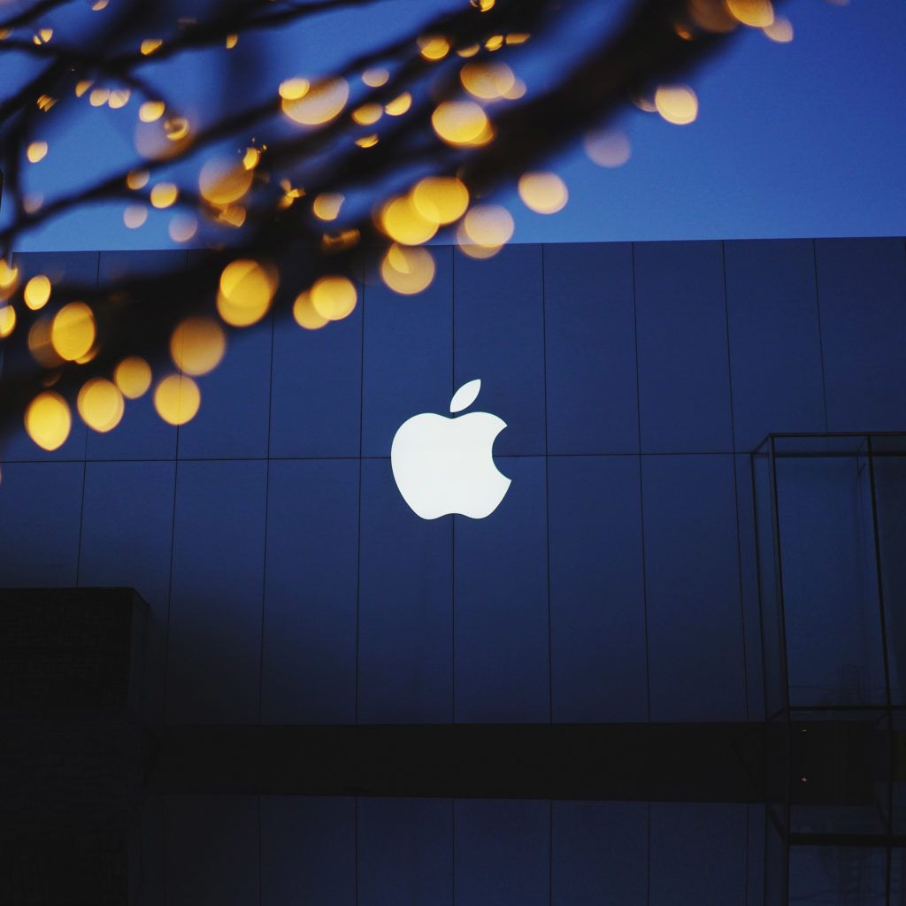 Logo Apple illuminato su edificio notturno, 1024x1024 HD, Laptop
