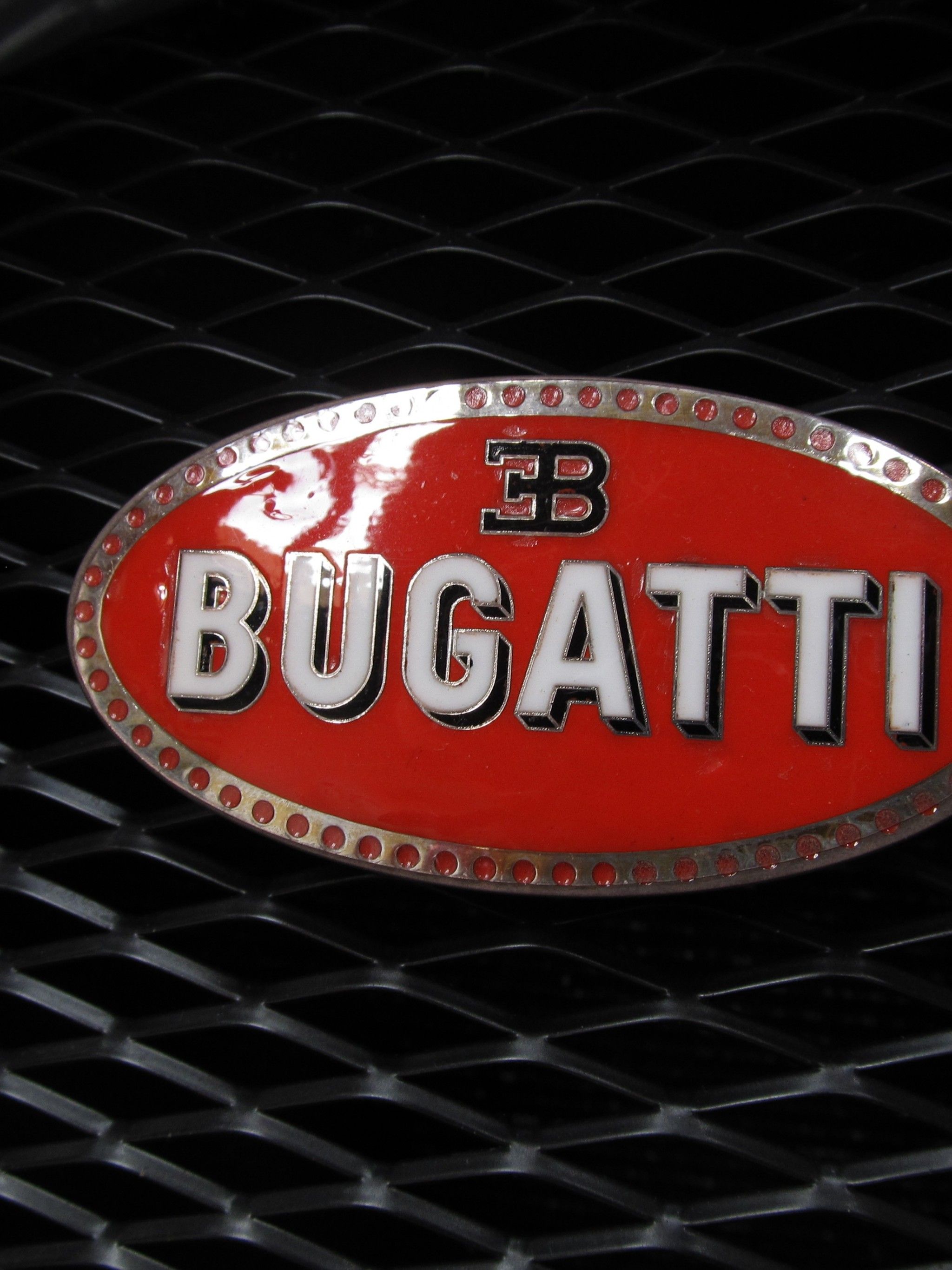 Logo Bugatti su griglia auto, 2048x2732 Verticale, Telefono