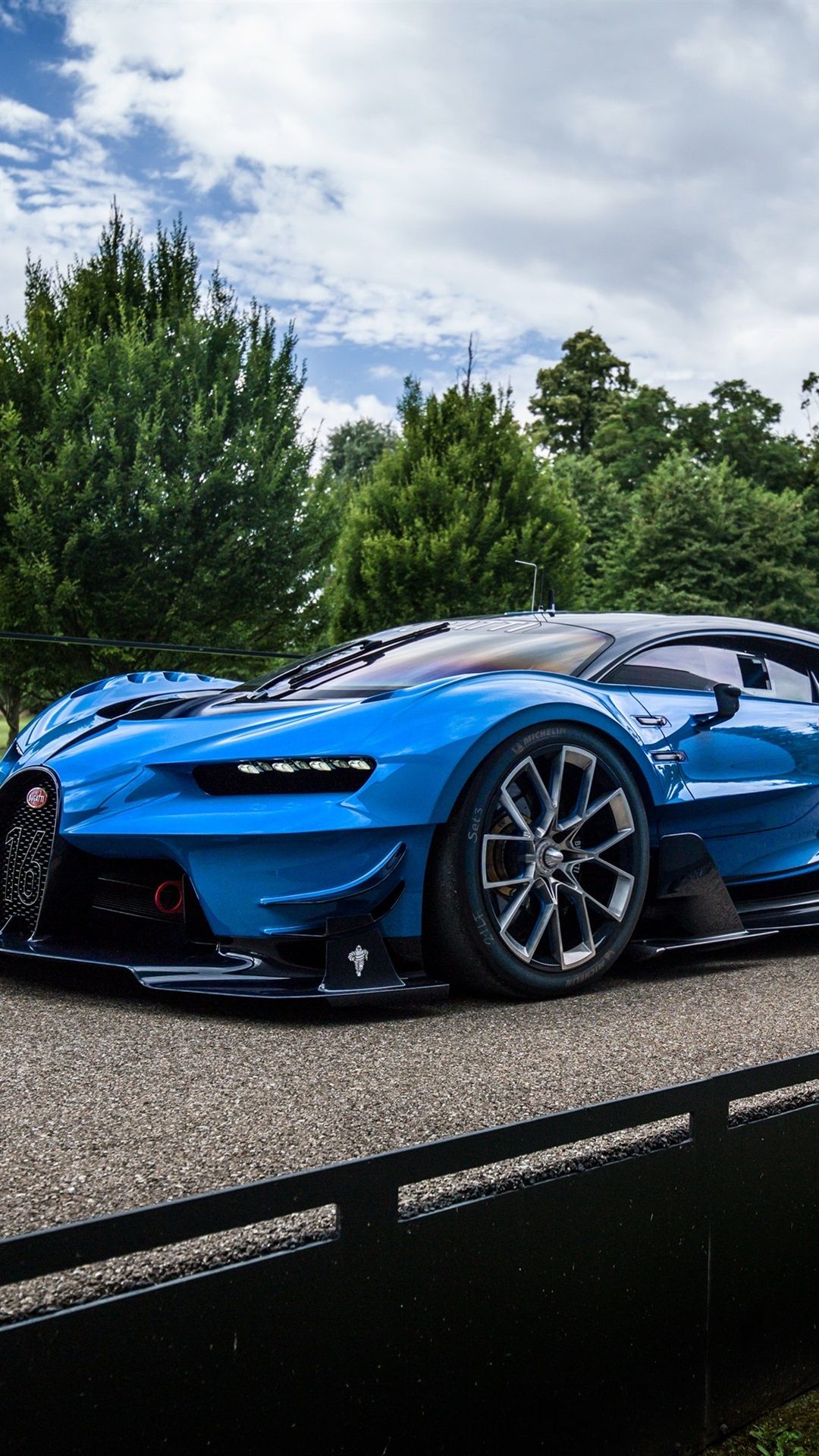 Bugatti Veyron bianca con logo, 1080x1920 Verticale, Mobile