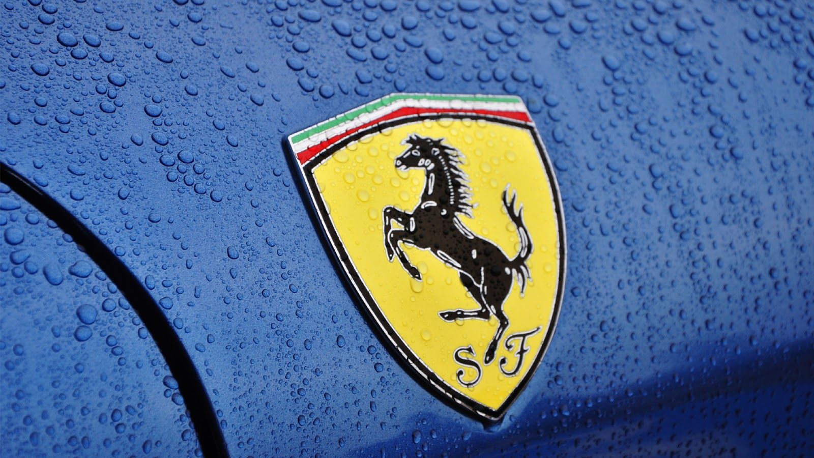 Logo Ferrari su auto blu, 1600x900 900p, PC Desktop