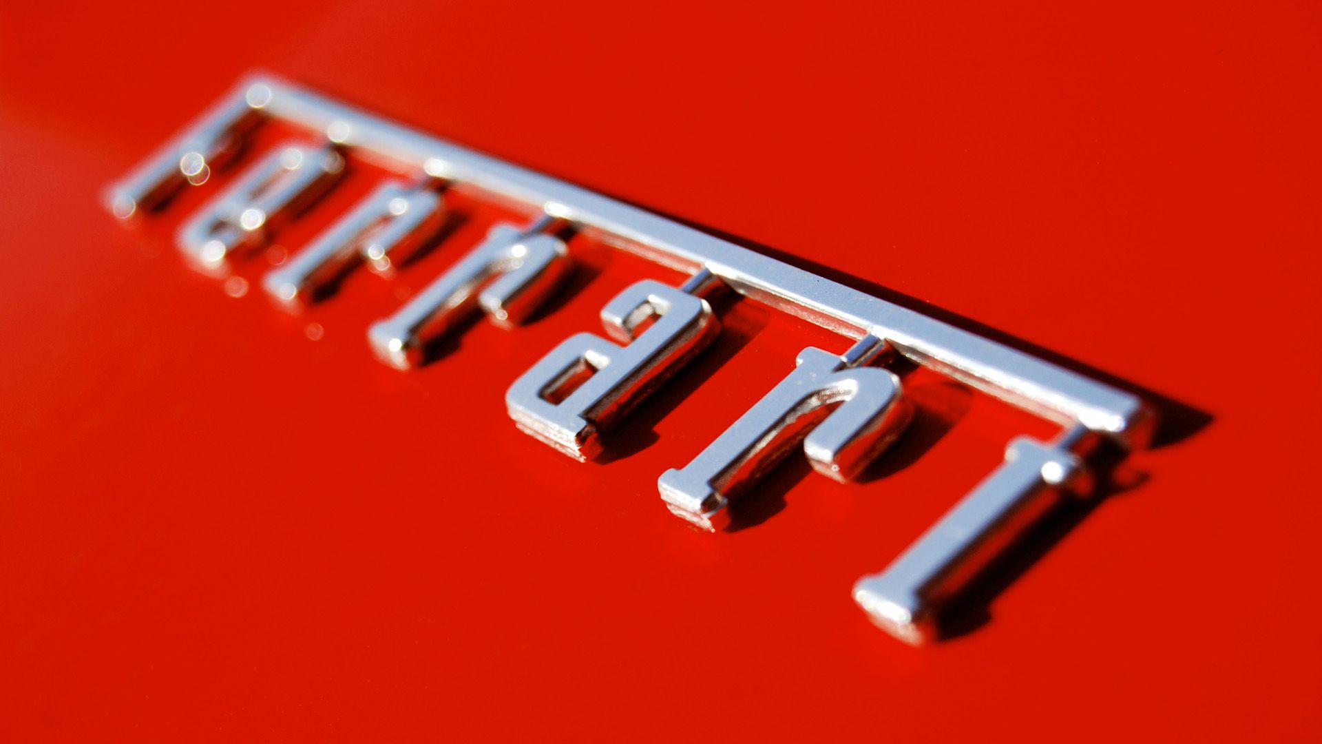 Logo Ferrari cromato su rosso, supercar italiana, 1920x1080 1080p, Desktop