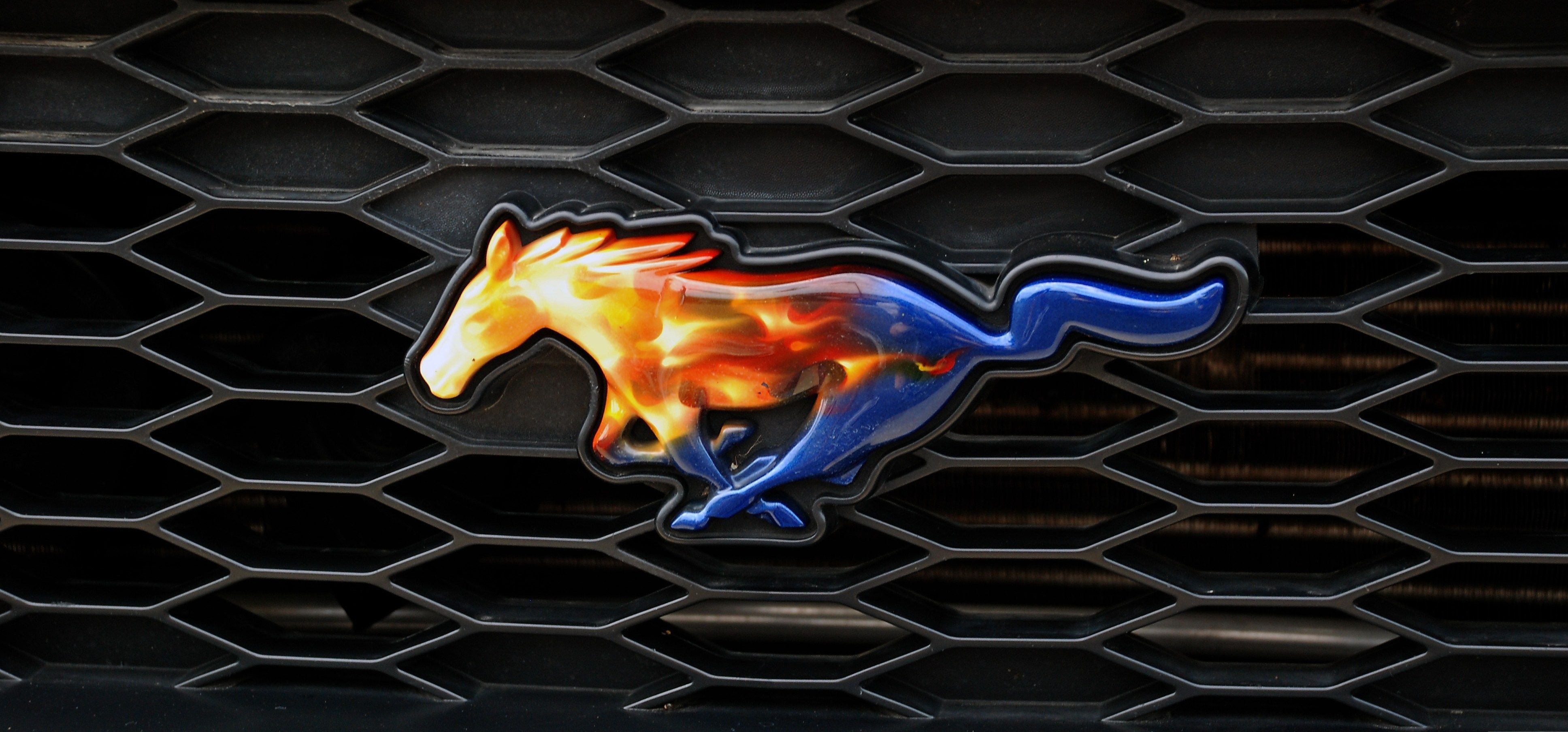 Logo Ford Mustang su griglia, 3872x1807 4K, Smart TV 4K