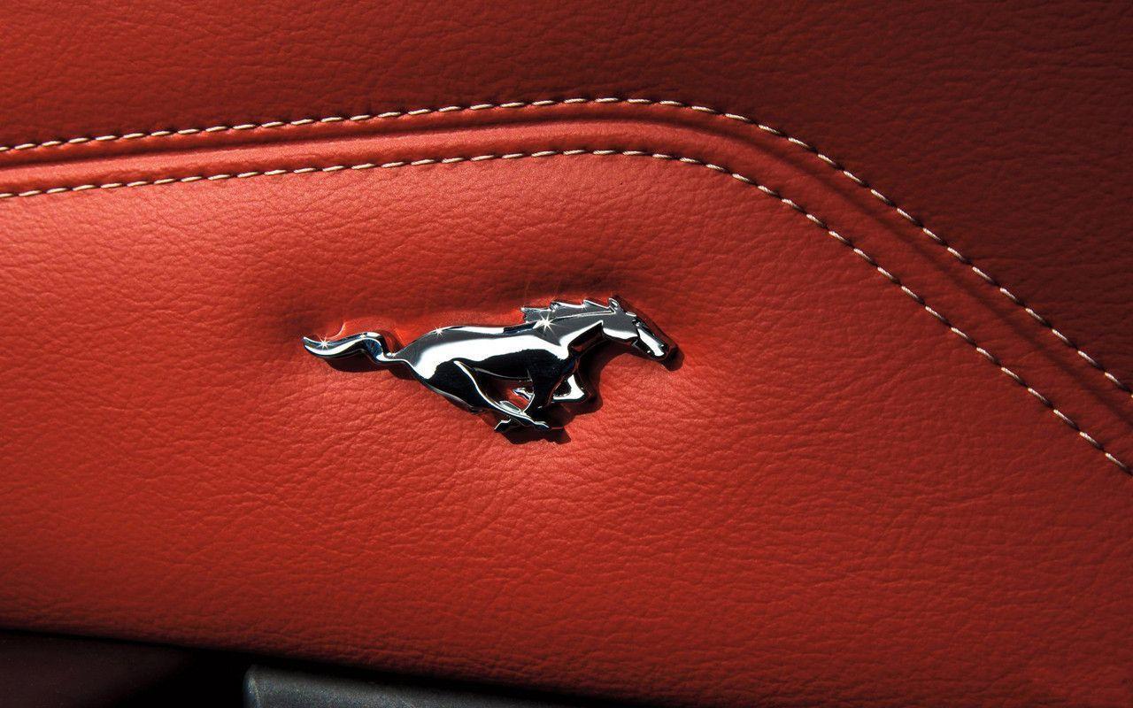 Logo Ford Mustang su pelle rossa, 1280x800 HD, Desktop