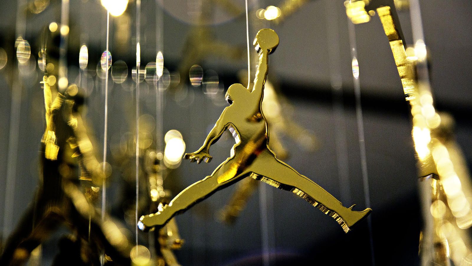 Logo Jordan dorato sospeso, 1600x900 HD, PC