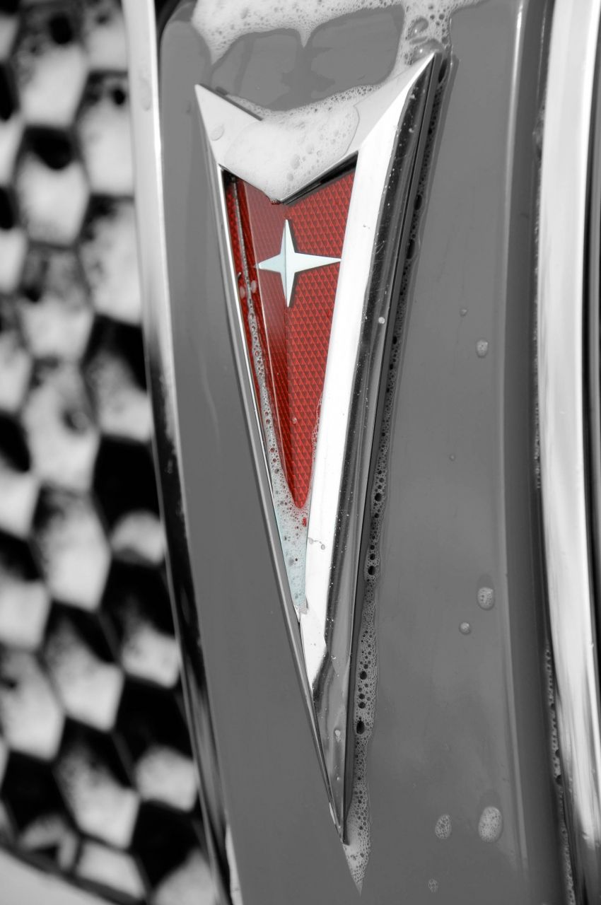 Logo Pontiac su auto, 850x1280 Verticale, OnePlus