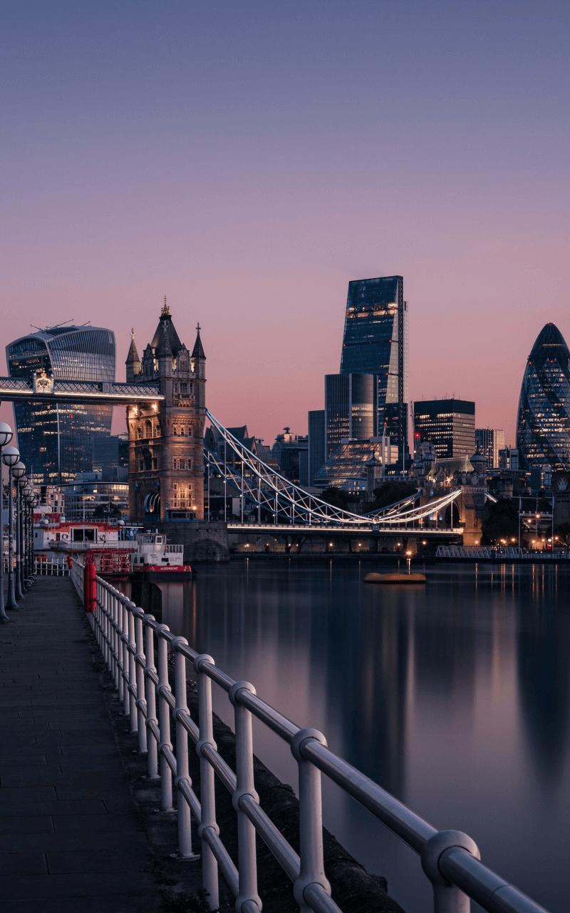 Tower Bridge e skyline al crepuscolo, 800x1280 Verticale, Telefono