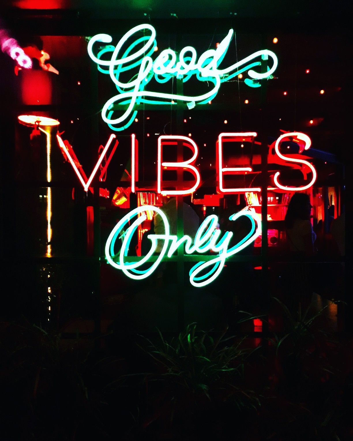 Insegna neon Good Vibes Only, 1224x1530 Full HD Verticale, iPhone