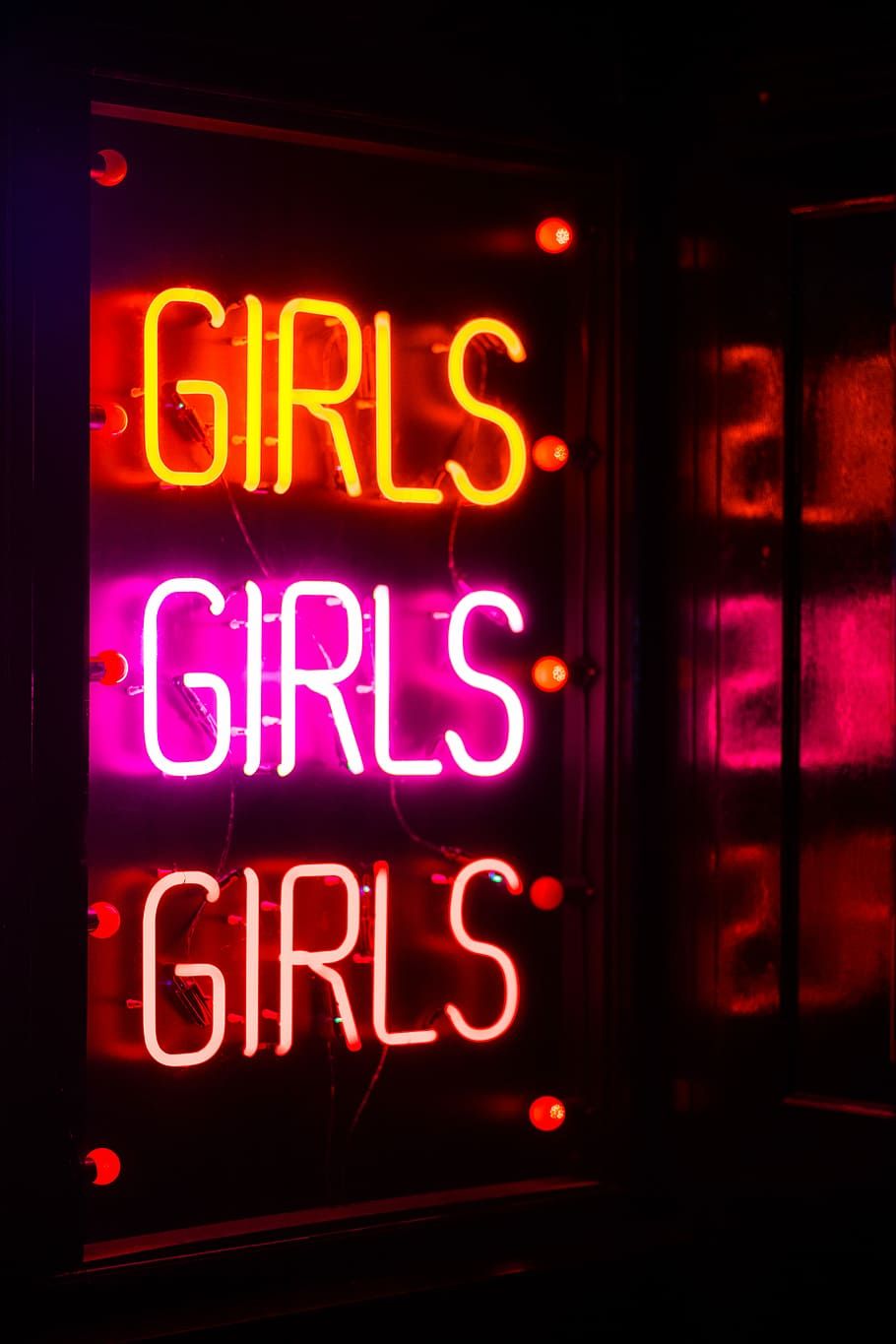 Insegna neon Girls colorata, 910x1365 Verticale, Mobile