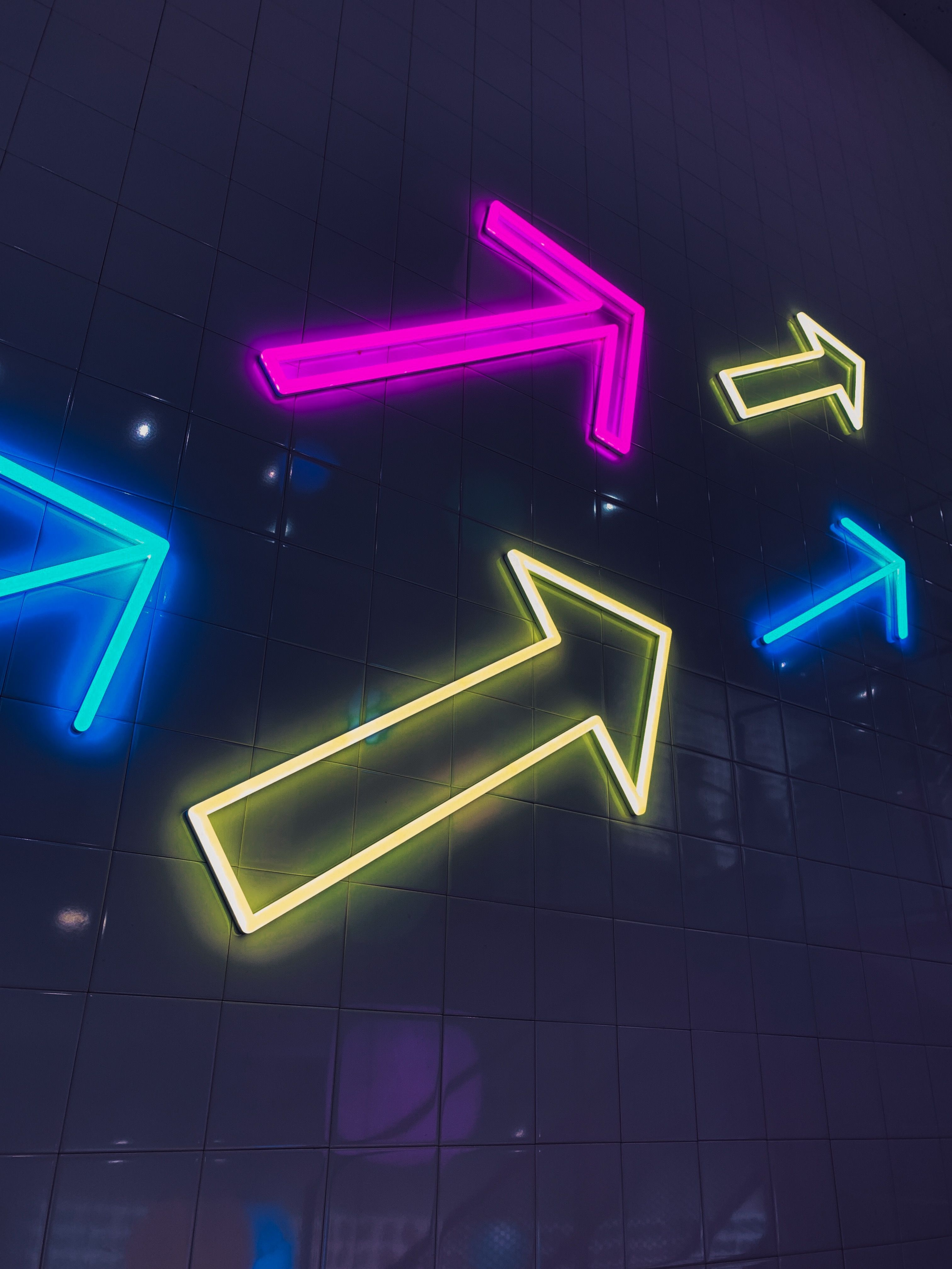 Frecce al neon colorate, 3024x4032 Verticale, Mobile