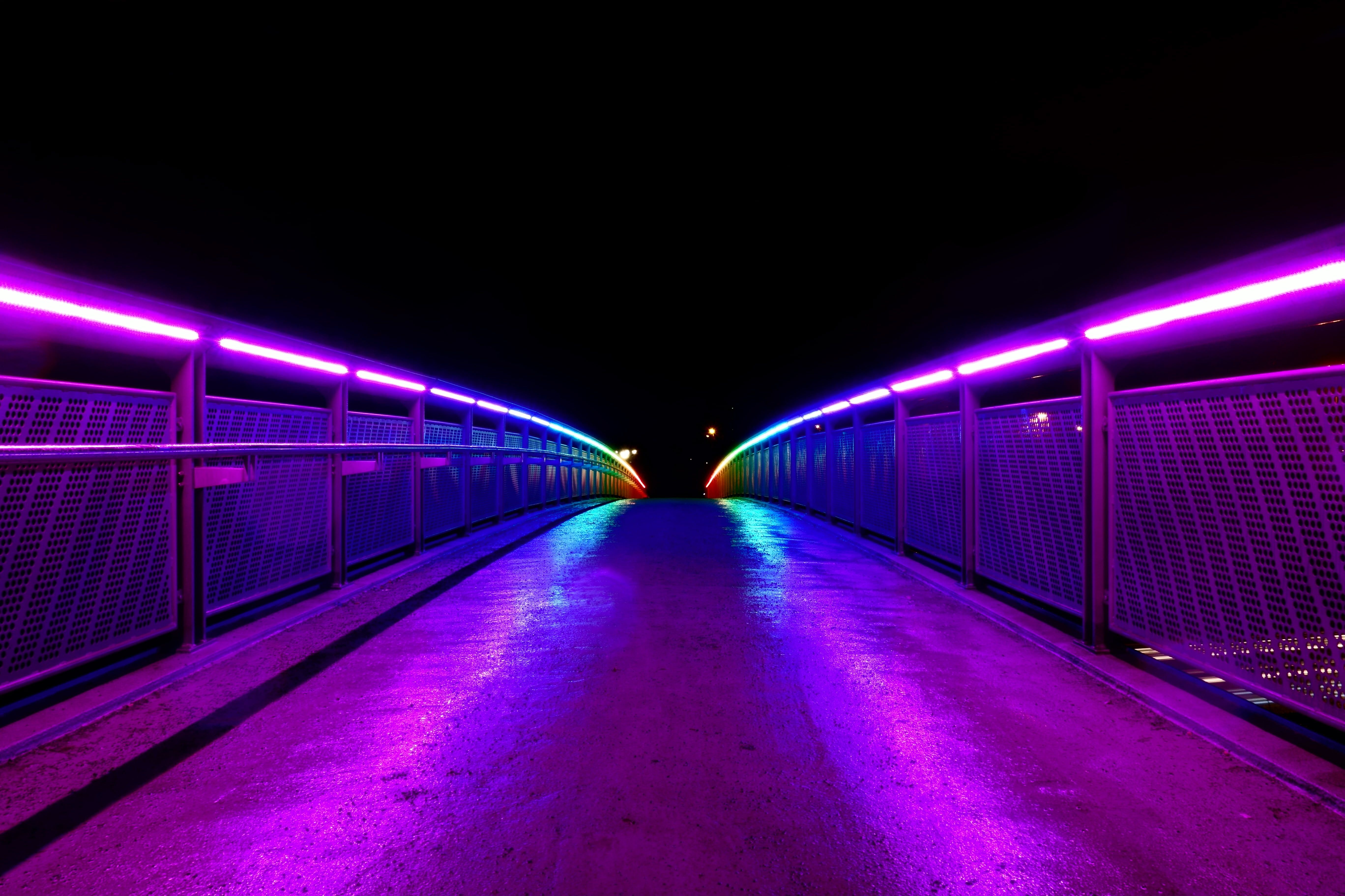 Ponte con luci neon viola, 5472x3648 UHD, PC 4K