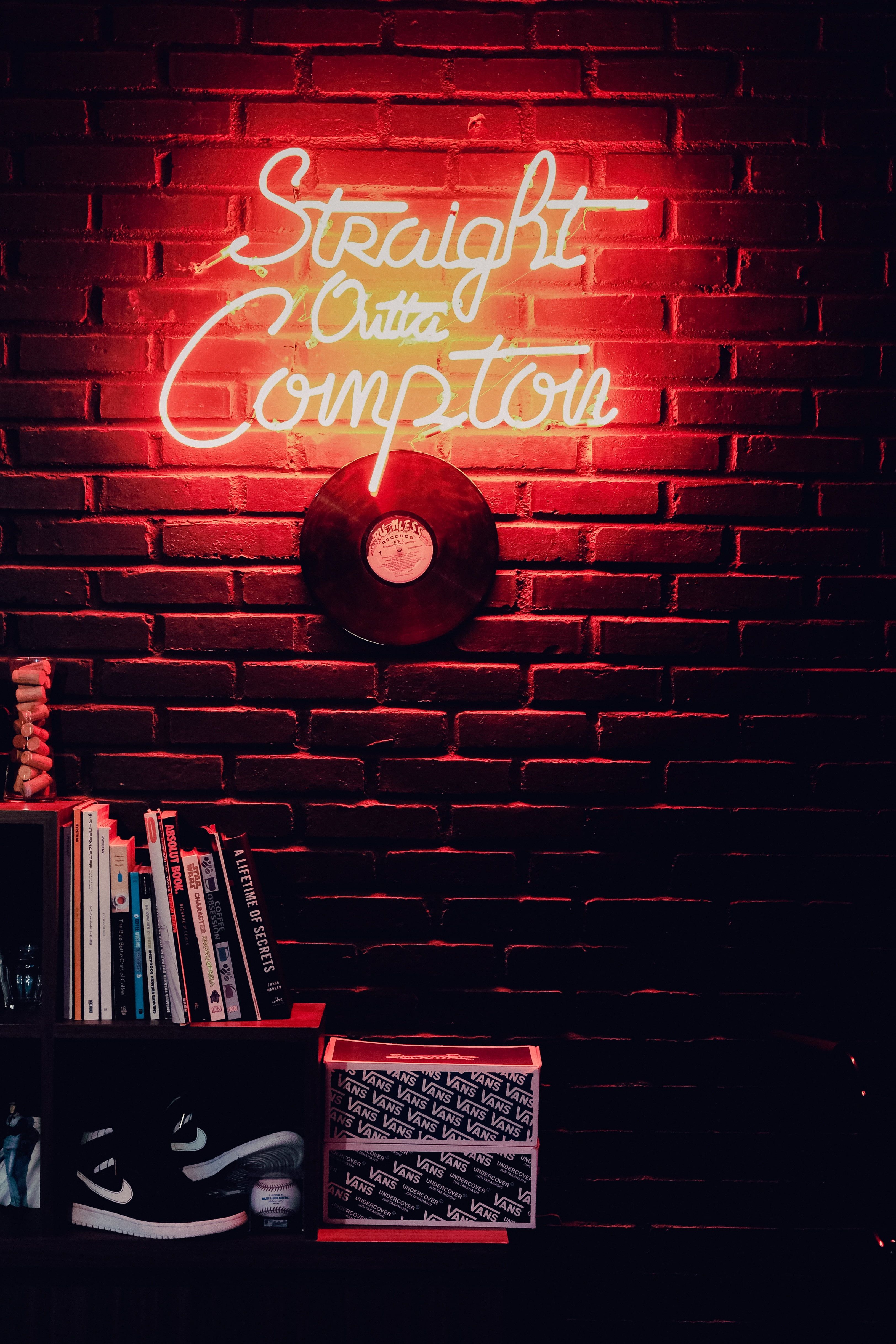 Insegna neon Straight Outta Compton, 3247x4870 Full HD Verticale, iPhone