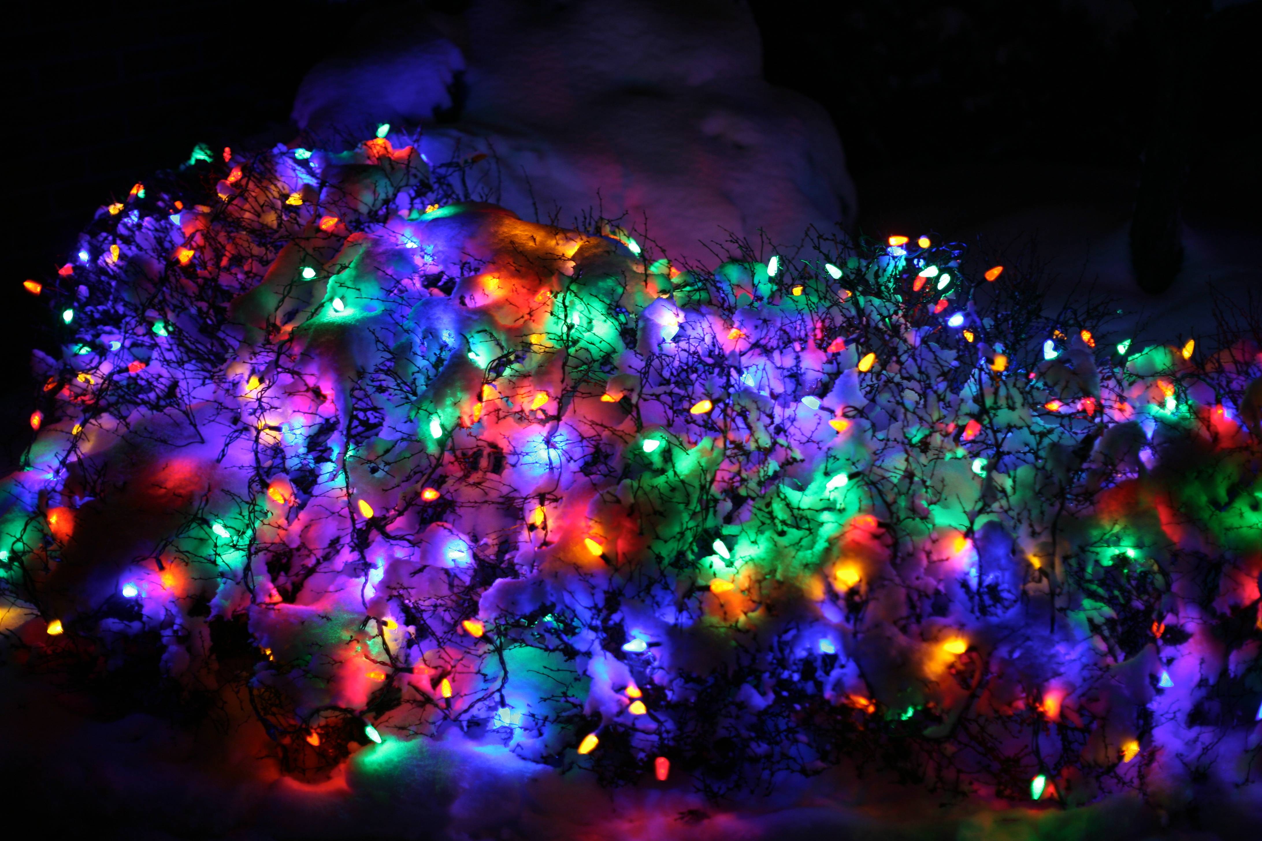 Luci natalizie colorate nella neve, 4368x2912 4K, Desktop 4K