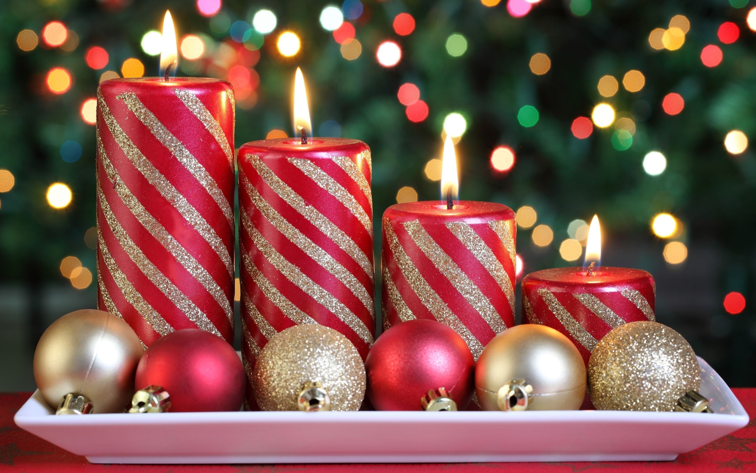 Candele natalizie rosse e palline, 2560x1600 2K+, PC