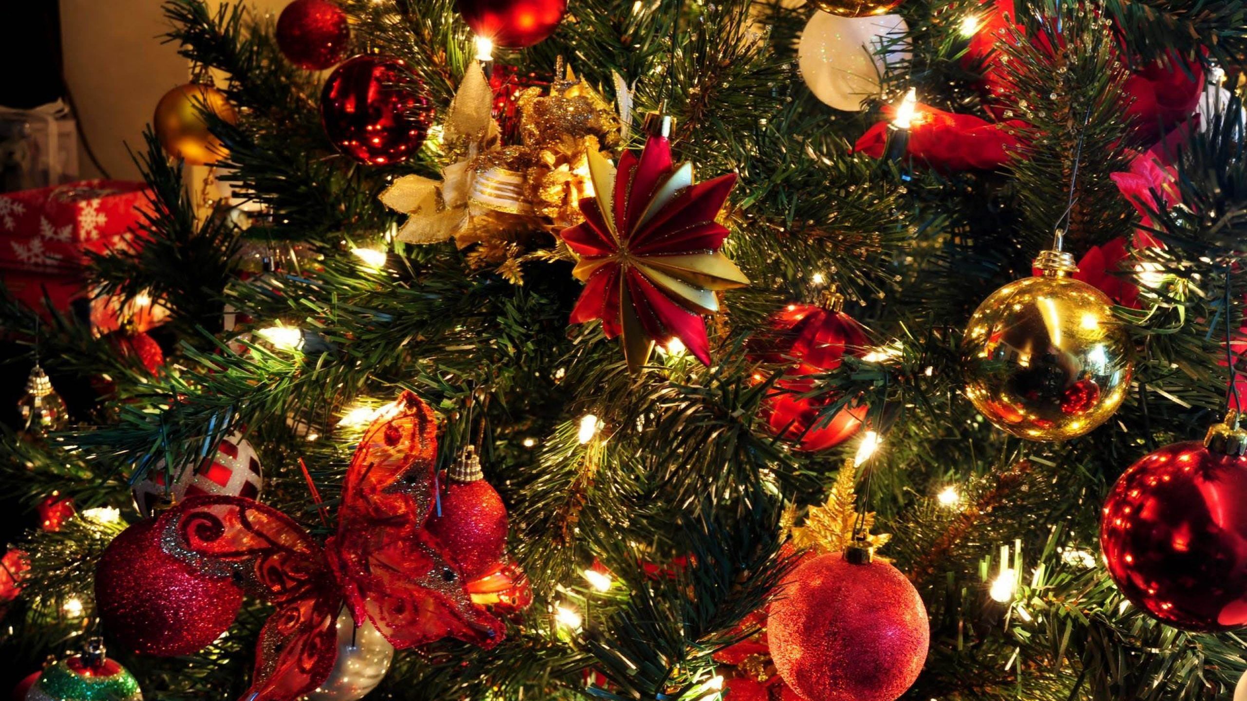 Albero di Natale decorato rosso, 2560x1440 2K, Desktop