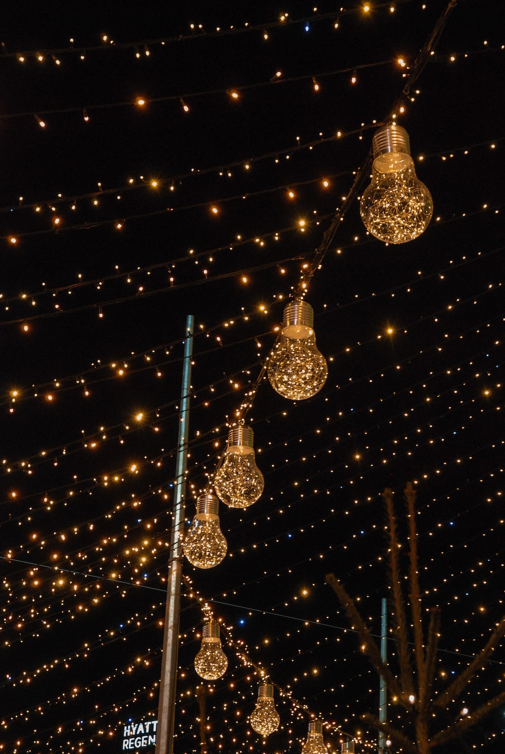 Luci di Natale appese al buio, 1000x1494 Verticale, Telefono